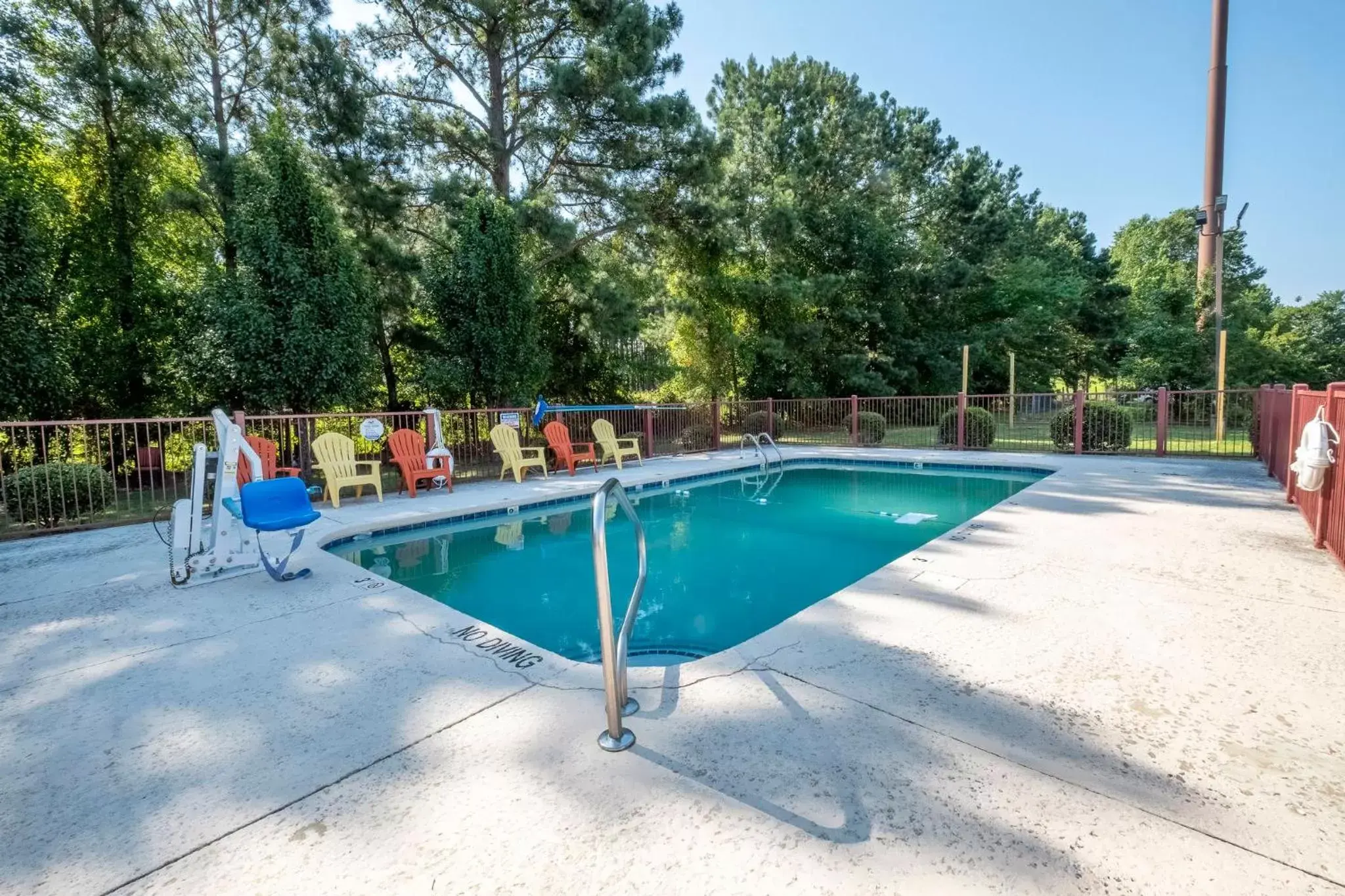 Swimming pool in Red Roof Inn & Suites Wilson Swimming pool in Red Roof Inn & Suites Wilson