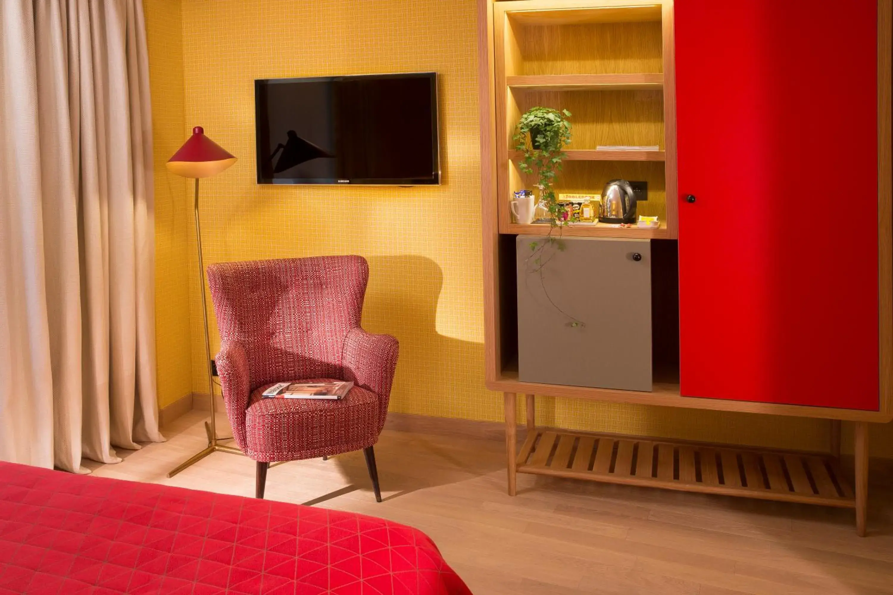 Bedroom, TV/Entertainment Center in Artus Hotel
