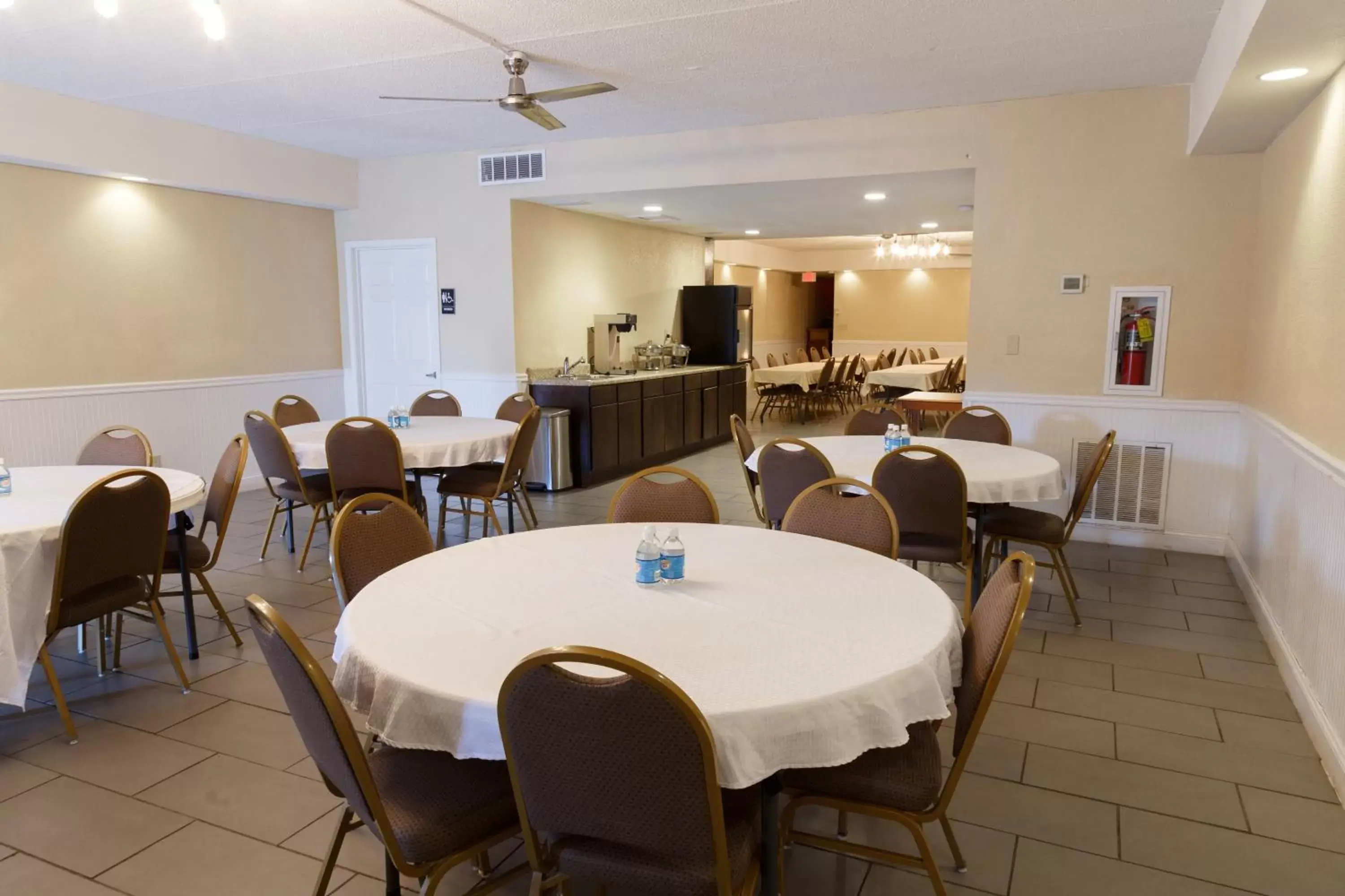 Meeting/conference room, Restaurant/Places to Eat in The Guest Lodge Gainesville