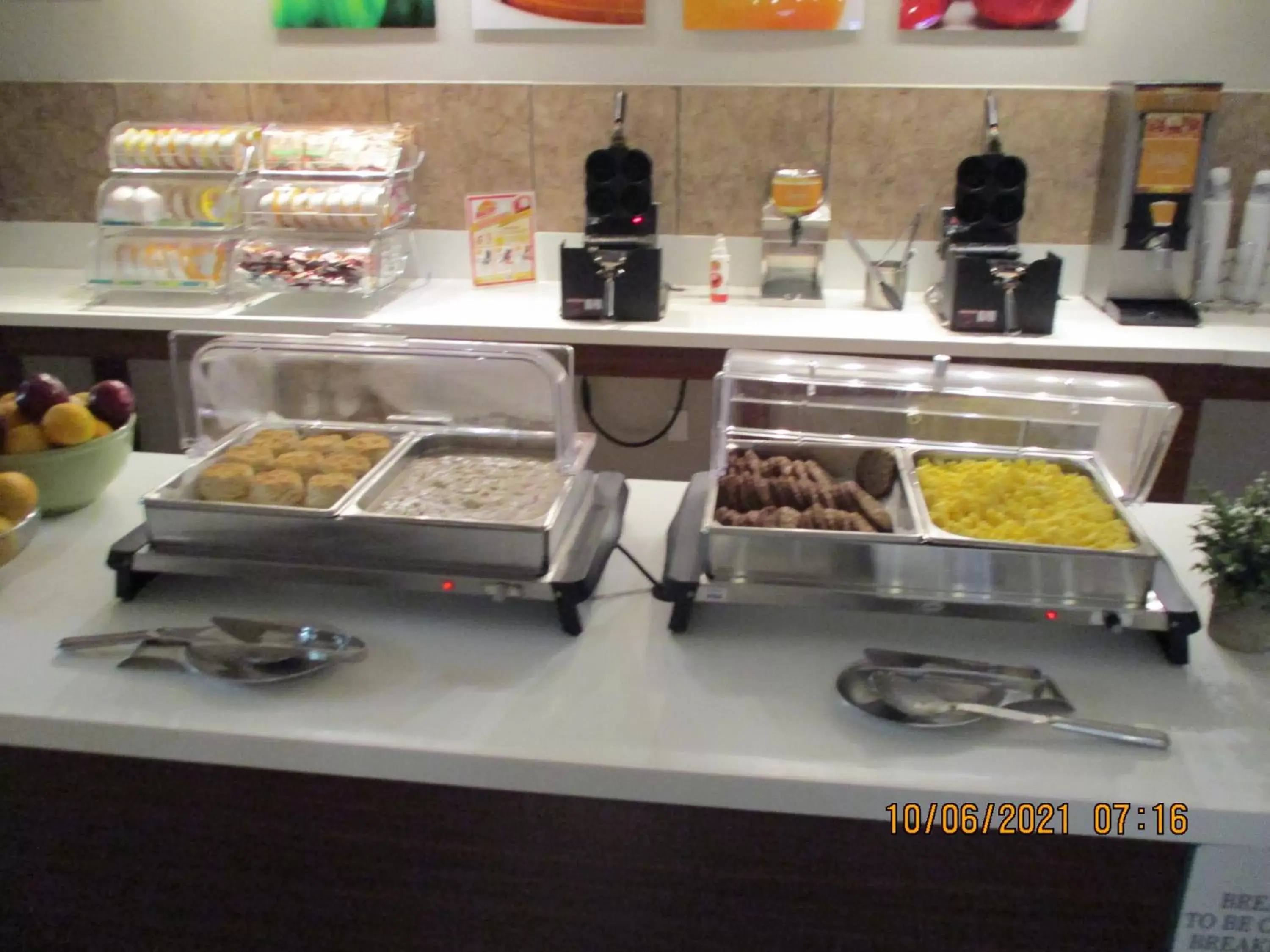 Buffet breakfast, Food in Quality Inn & Suites By The Lake