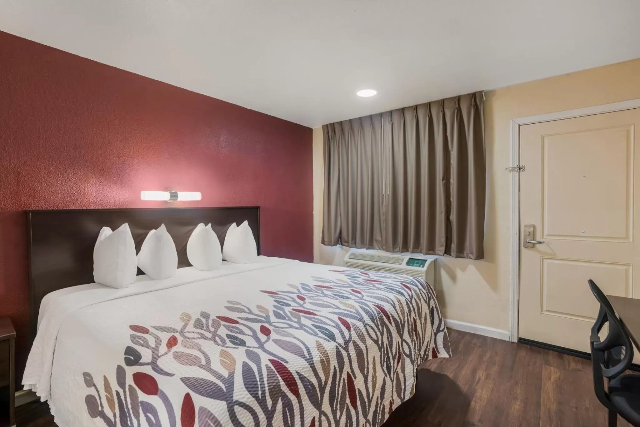 Photo of the whole room, Bed in Red Roof Inn Stockton