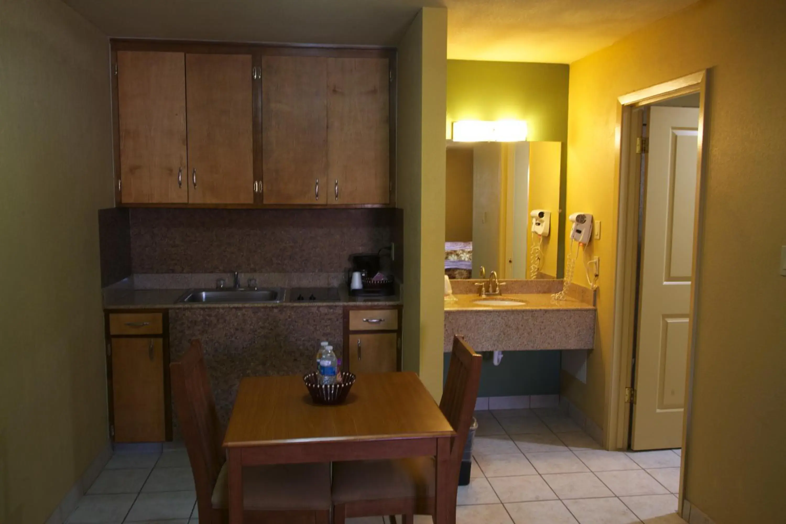 Kitchen or kitchenette, Kitchen/Kitchenette in Coach Light Inn