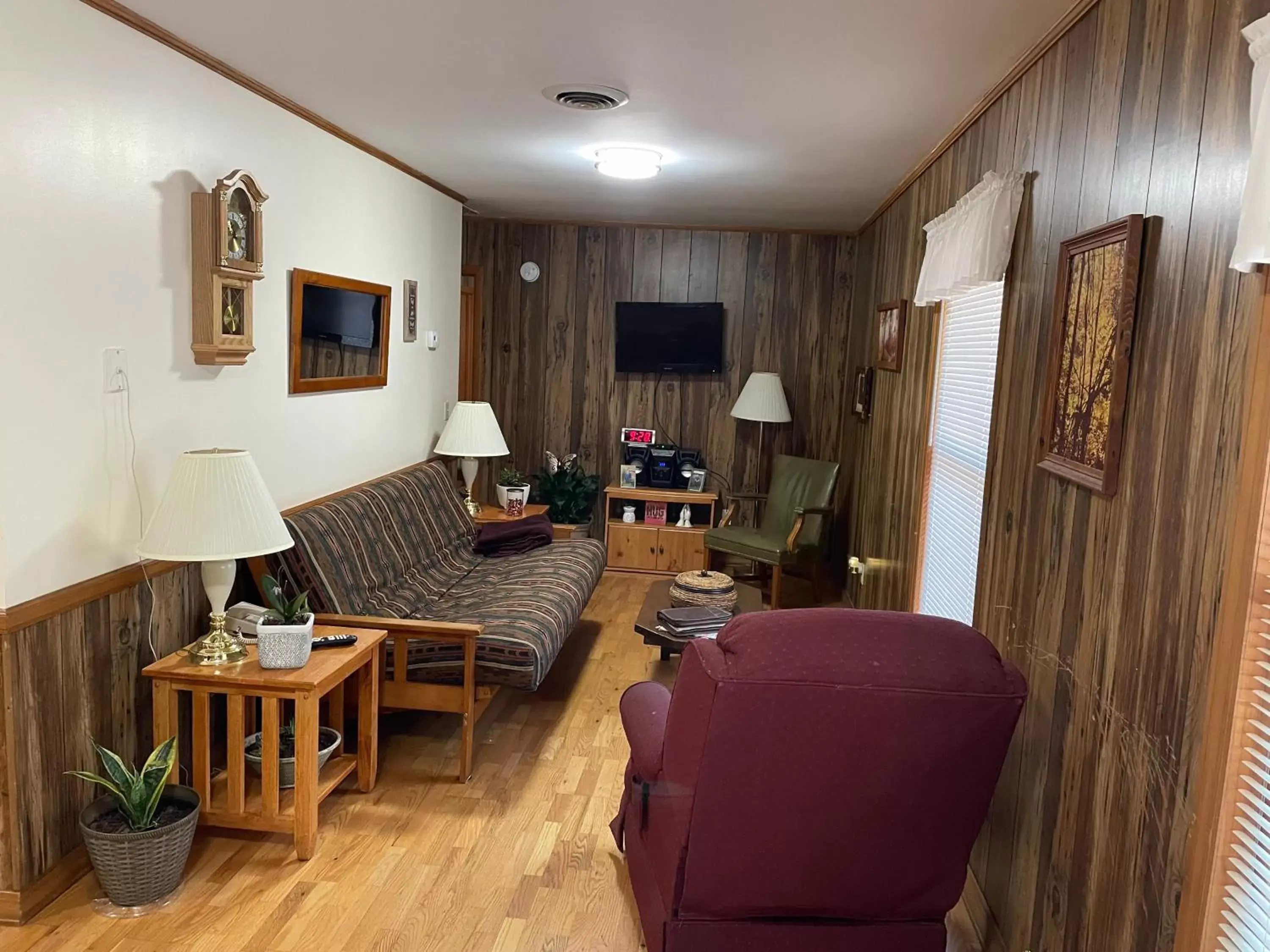 Living room, Seating Area in PINE VALLEY MOTEL