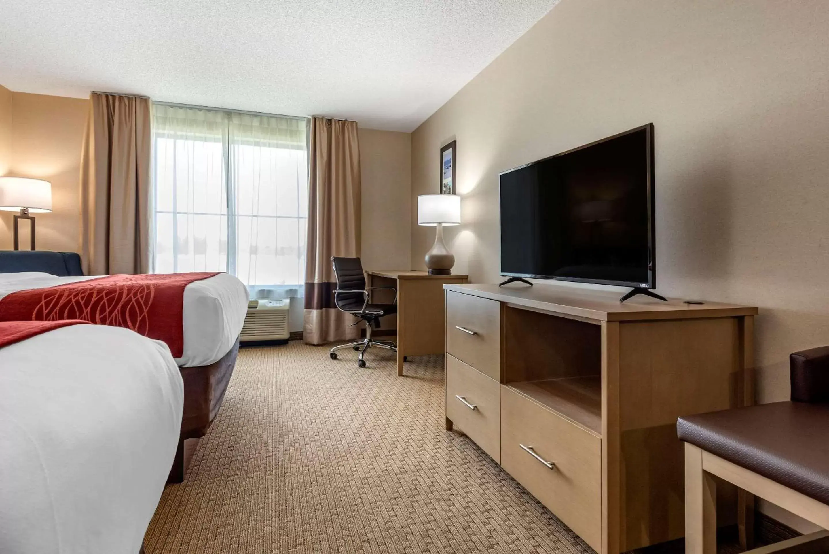 Photo of the whole room, TV/Entertainment Center in Comfort Inn & Suites Farmington - Victor