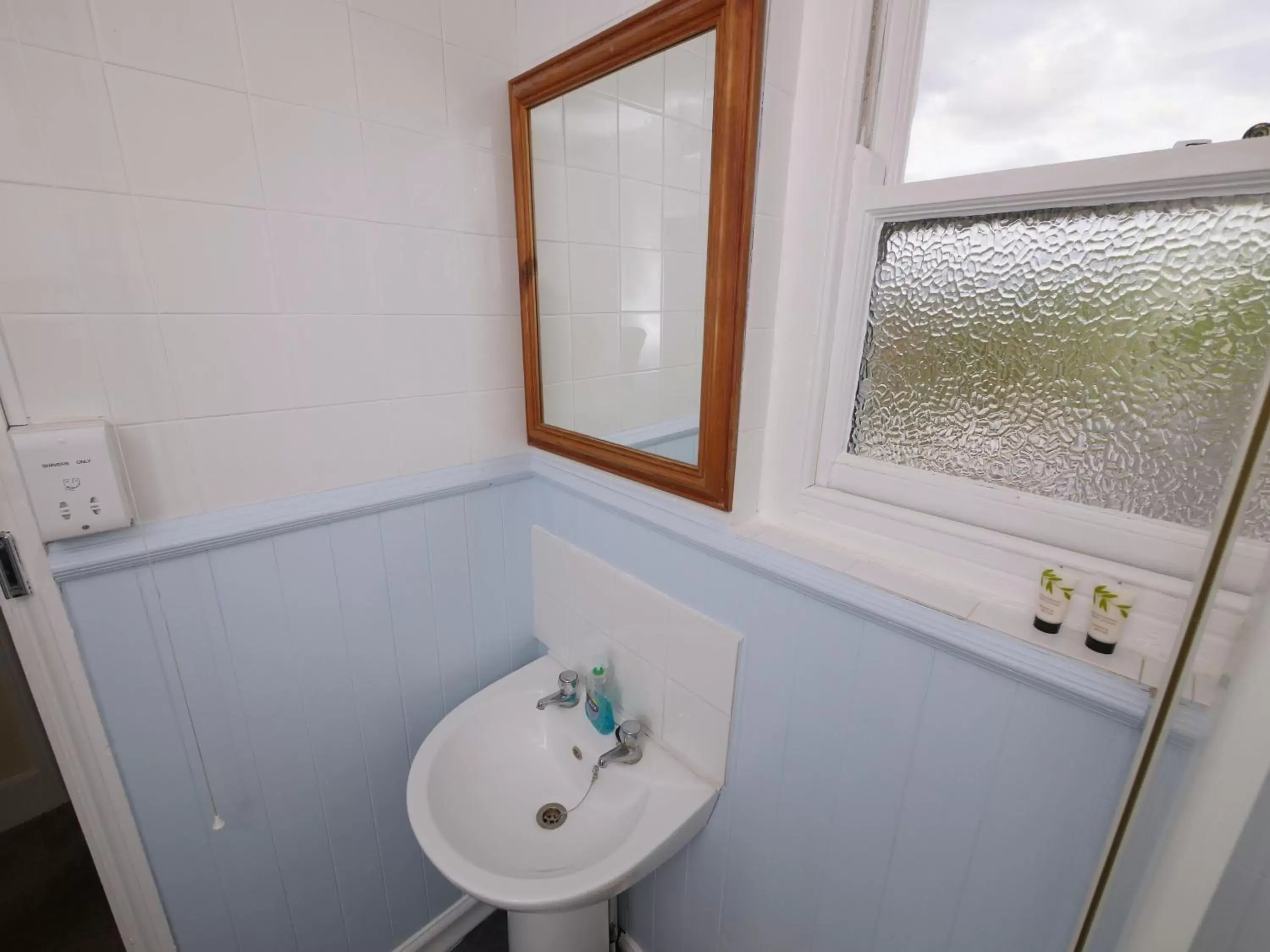 Bathroom in The Five Bells, Eastry