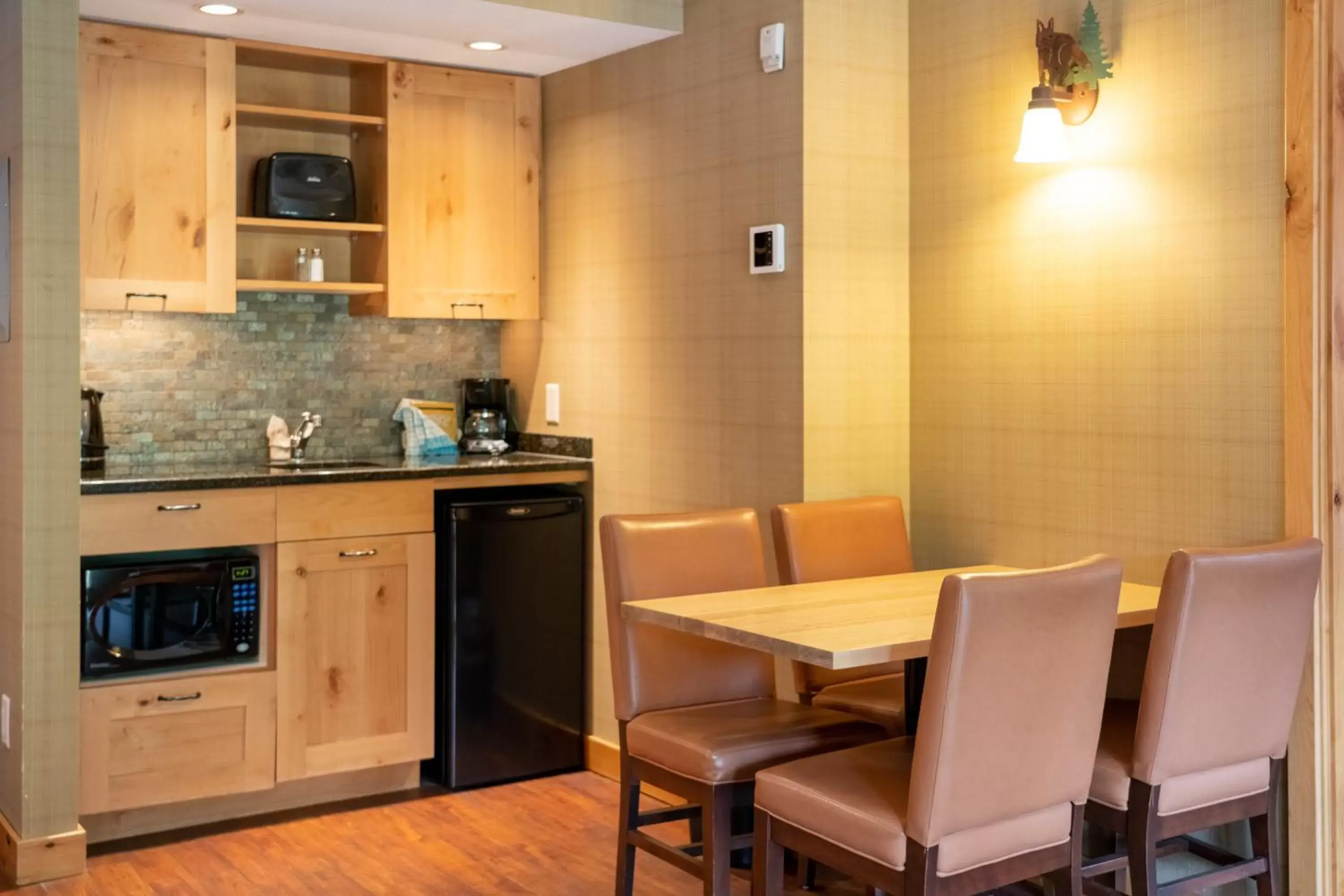 Coffee/tea facilities, Dining Area in Fox Hotel and Suites