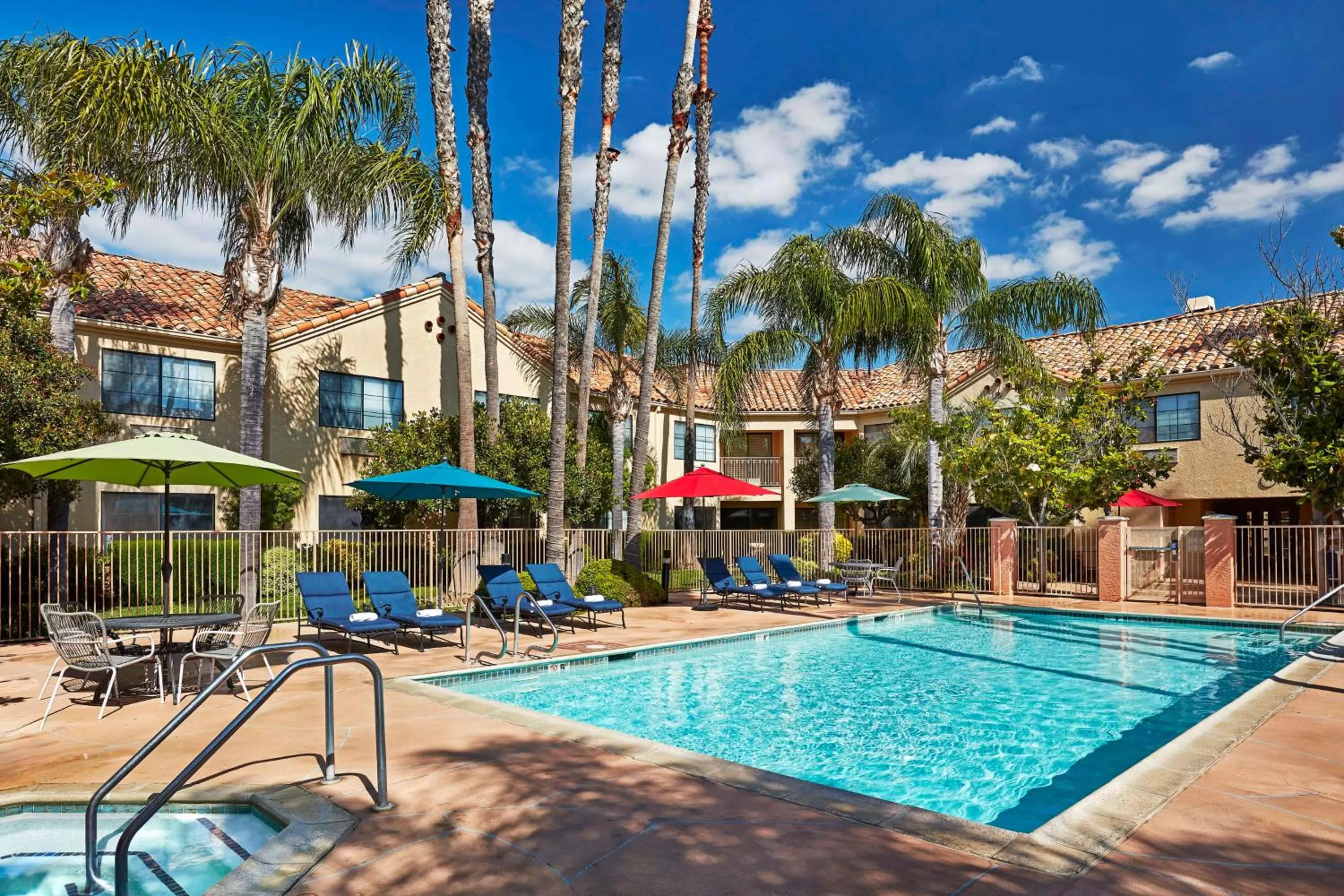 Pool view in Hilton Garden Inn Valencia Six Flags