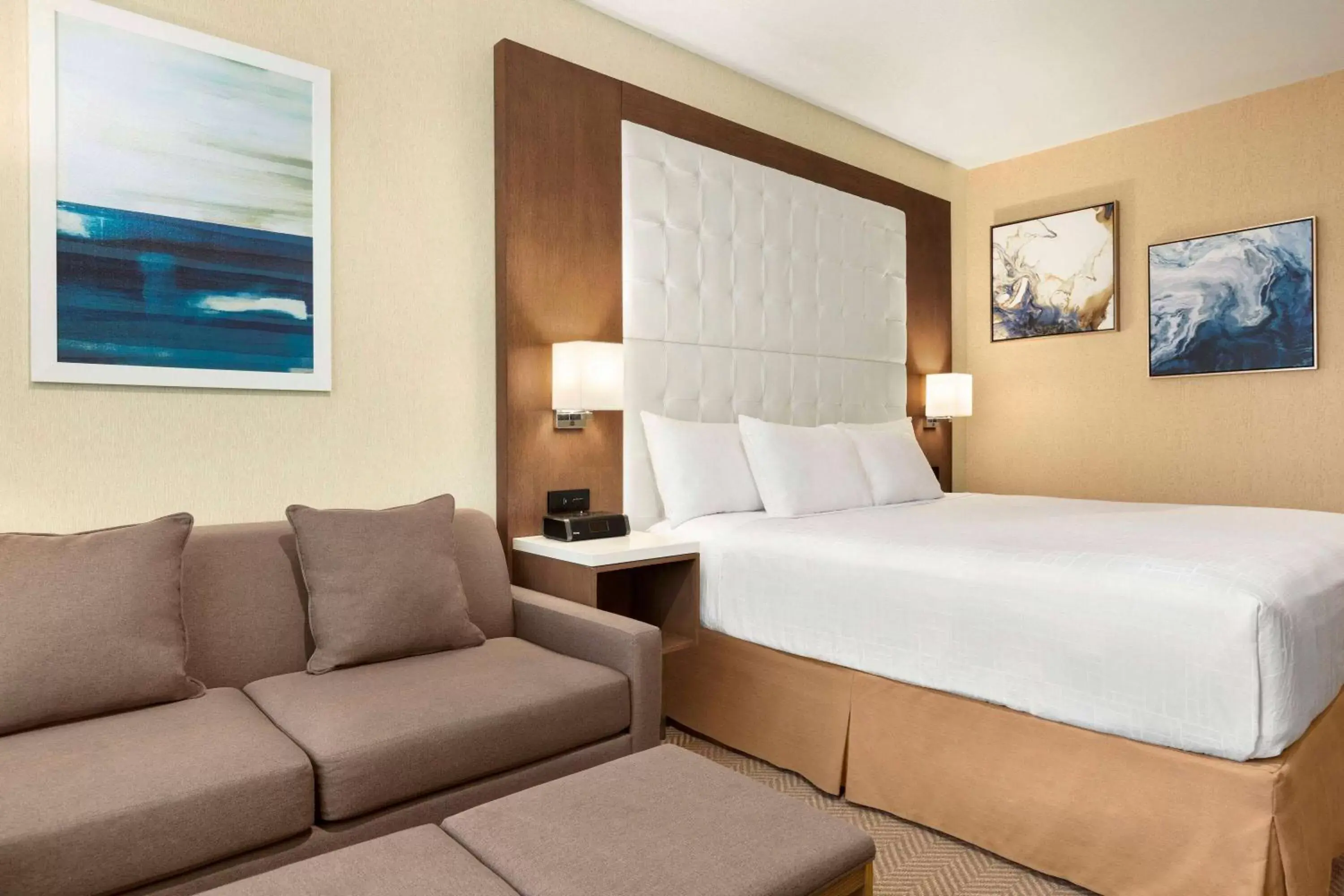 Photo of the whole room, Bed in Wyndham Anaheim