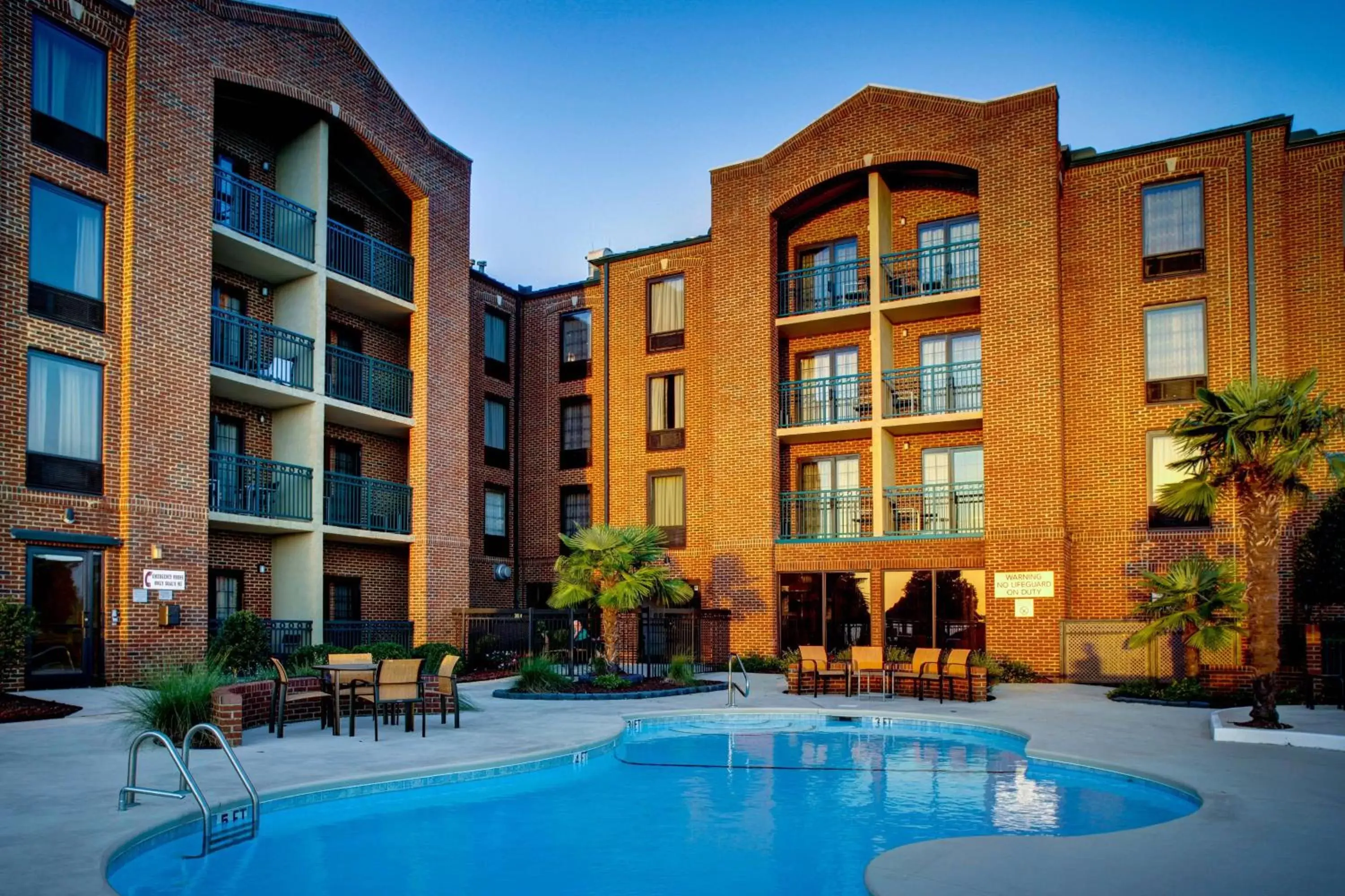 Swimming pool, Property Building in Courtyard by Marriott New Bern