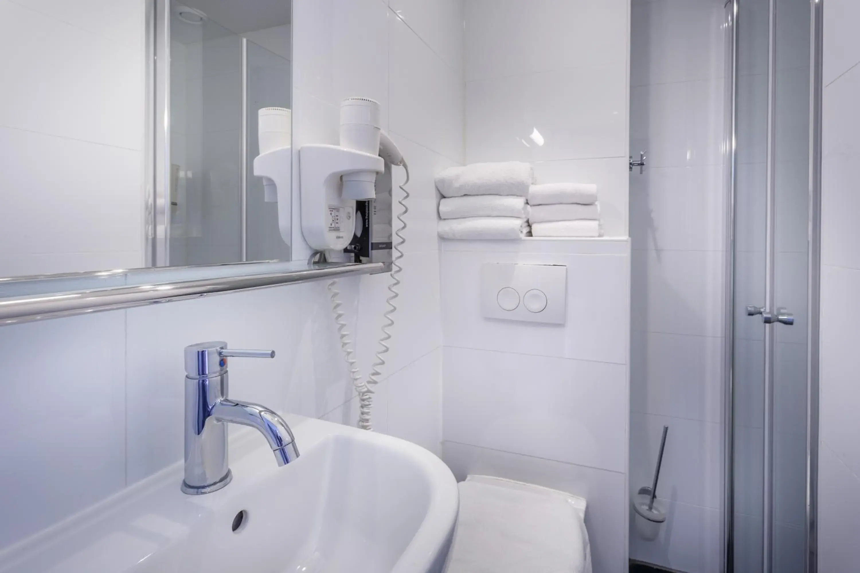 Toilet, Bathroom in Hotel Victorie