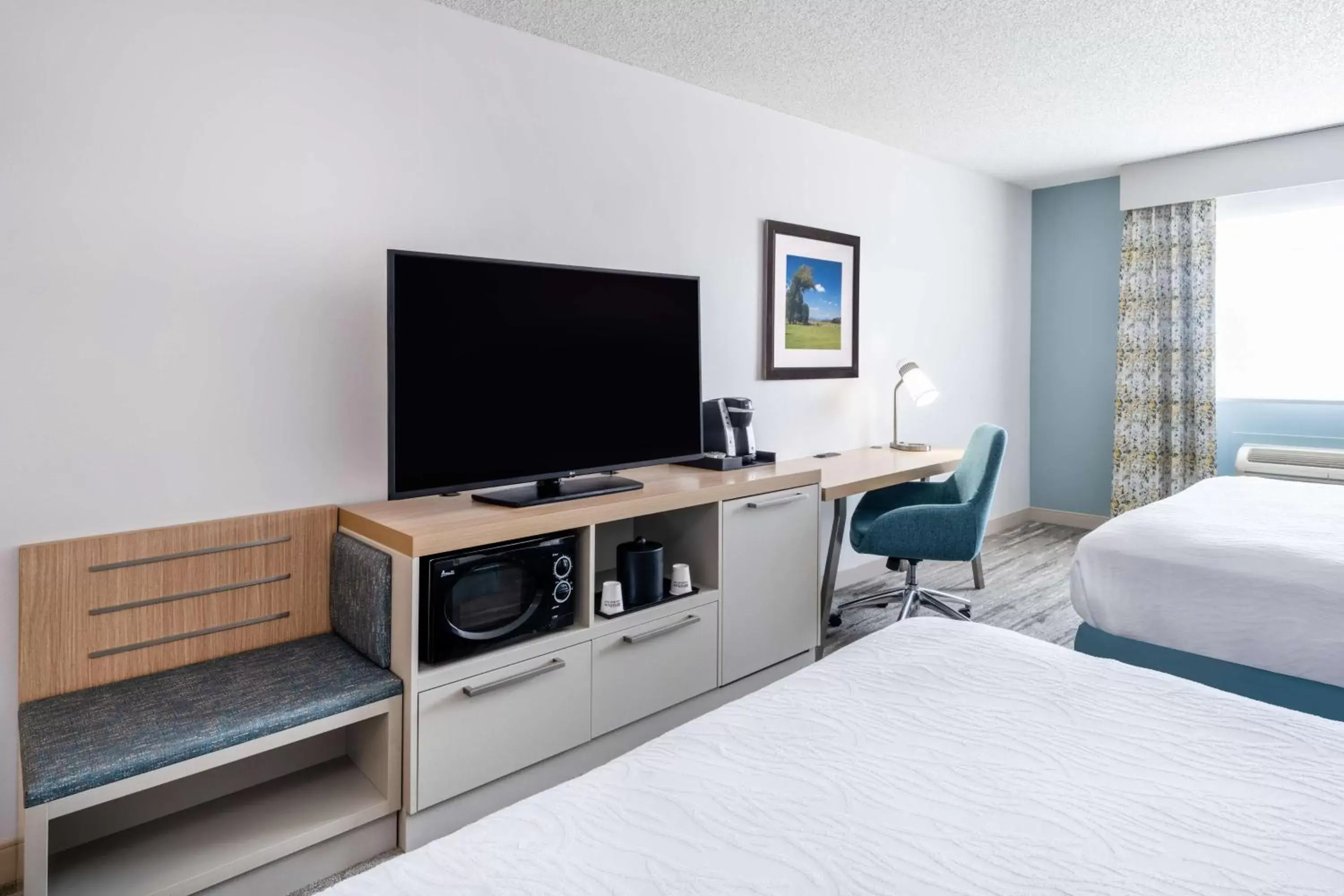 Bedroom, TV/Entertainment Center in Hilton Garden Inn Jacksonville/Ponte Vedra