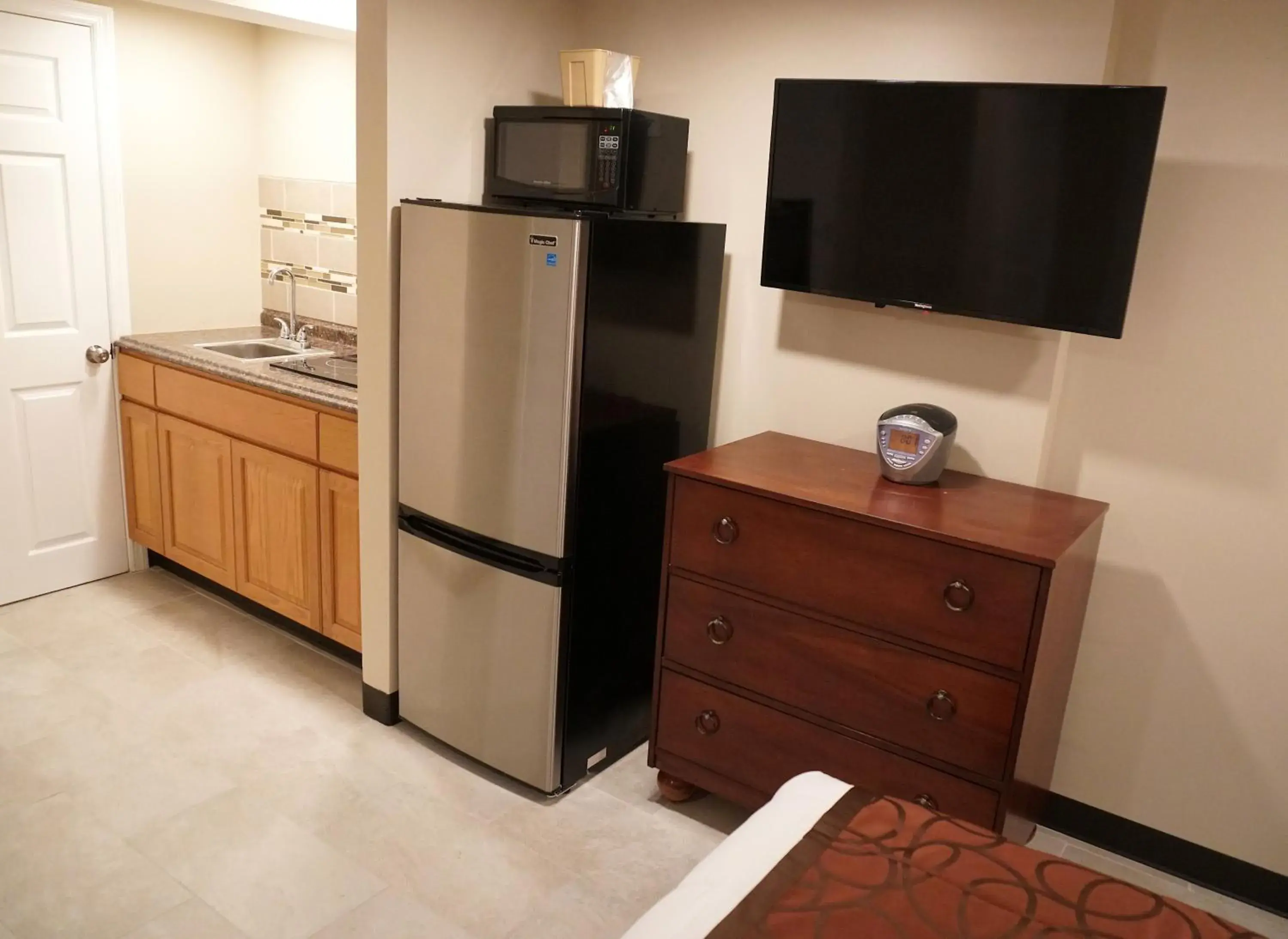 Kitchen or kitchenette, TV/Entertainment Center in Beachside Resort