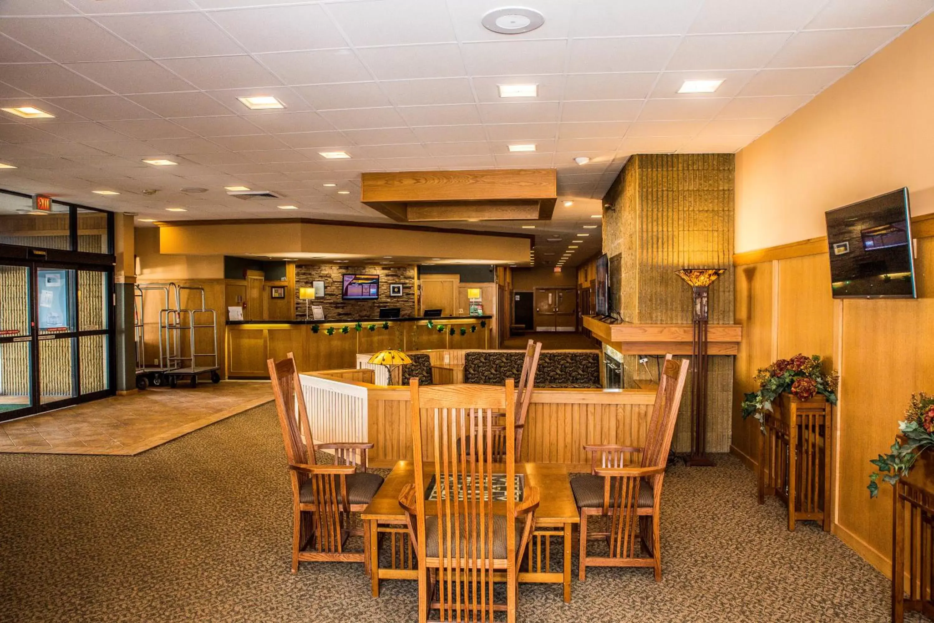 Lobby or reception, Restaurant/Places to Eat in Ramada by Wyndham Alpena