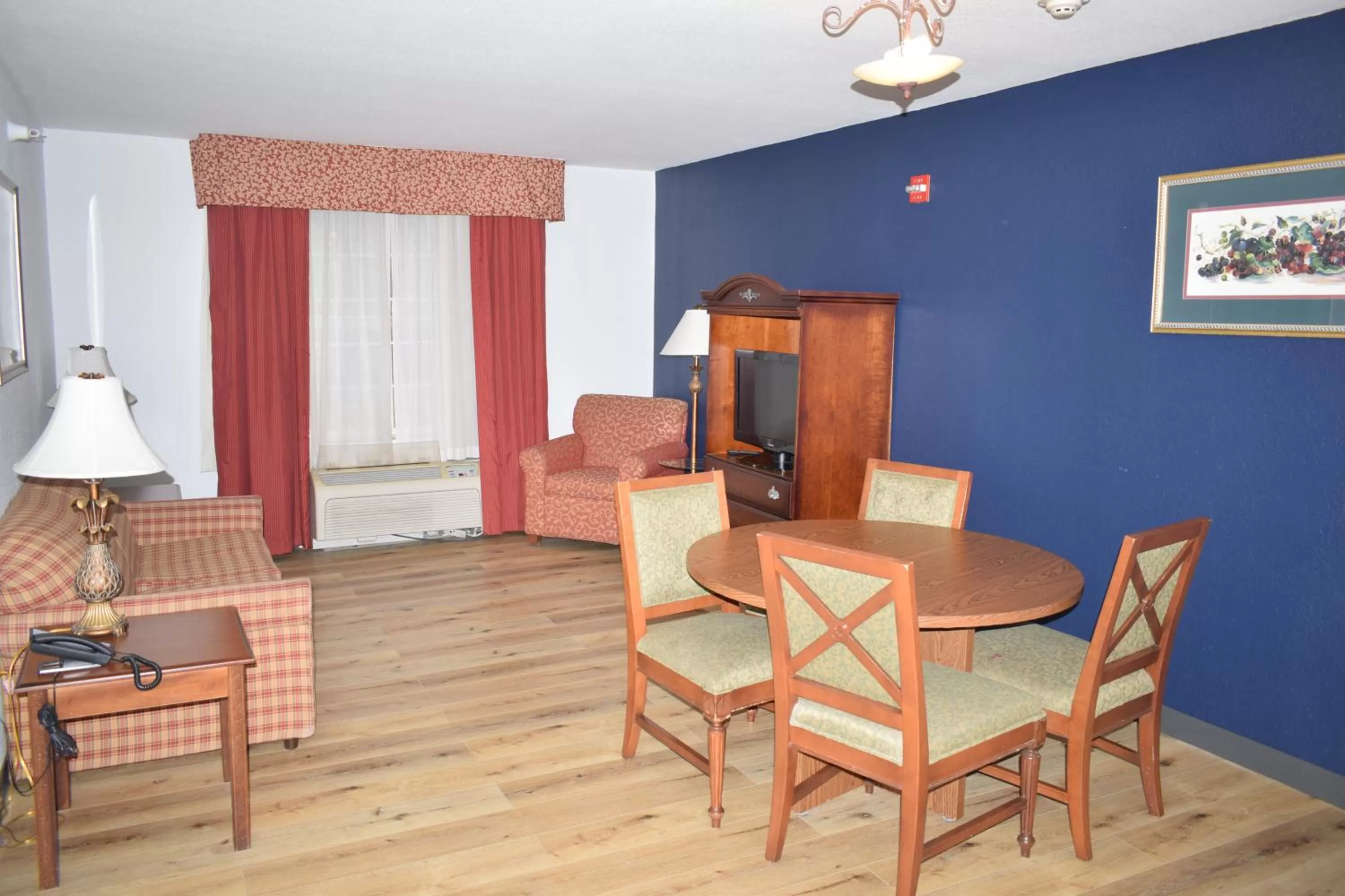 One-Bedroom Deluxe Suite with Two Queen Beds - Non-Smoking in Wingate by Wyndham Youngstown - Austintown