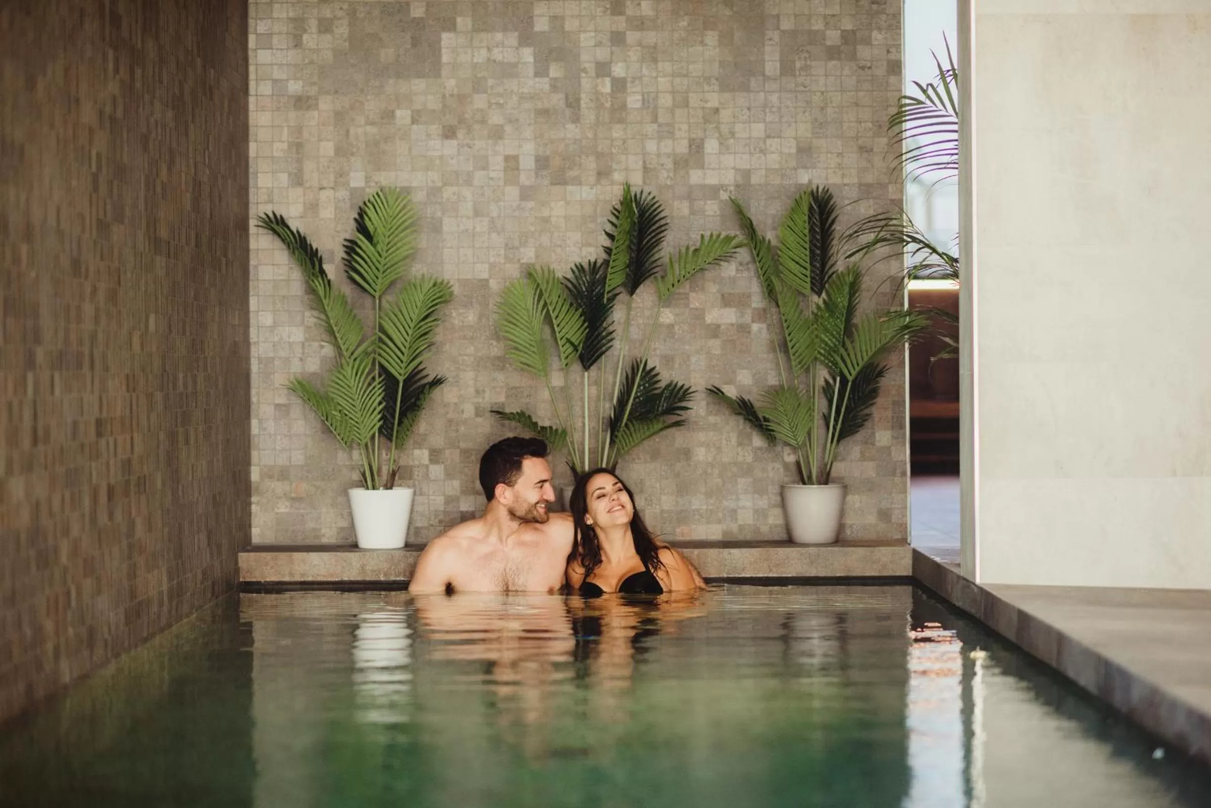 Swimming pool in Golden Lakes Hotel