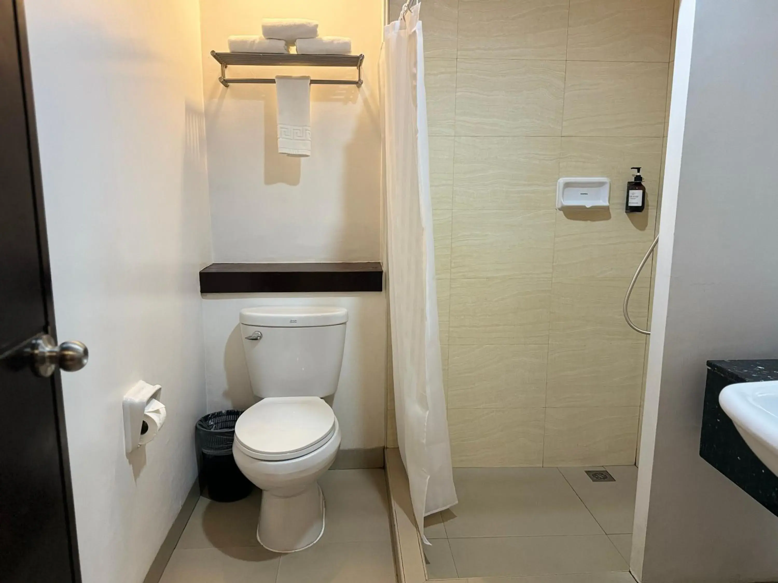 Bathroom in Circle Inn - Iloilo City Center