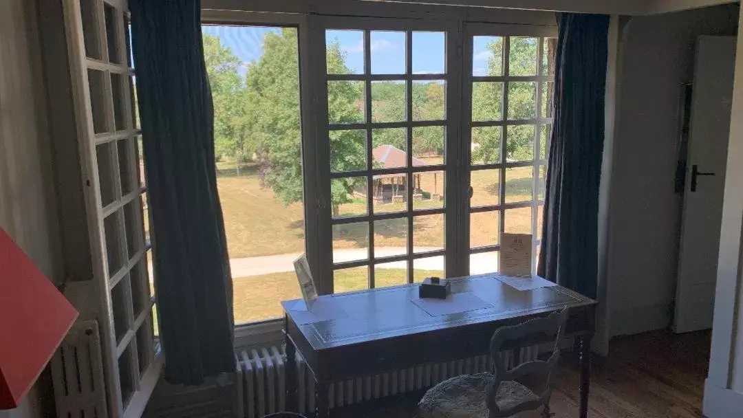 Garden view, Dining Area in Chambres d'Hôtes Manoir de Beaumarchais