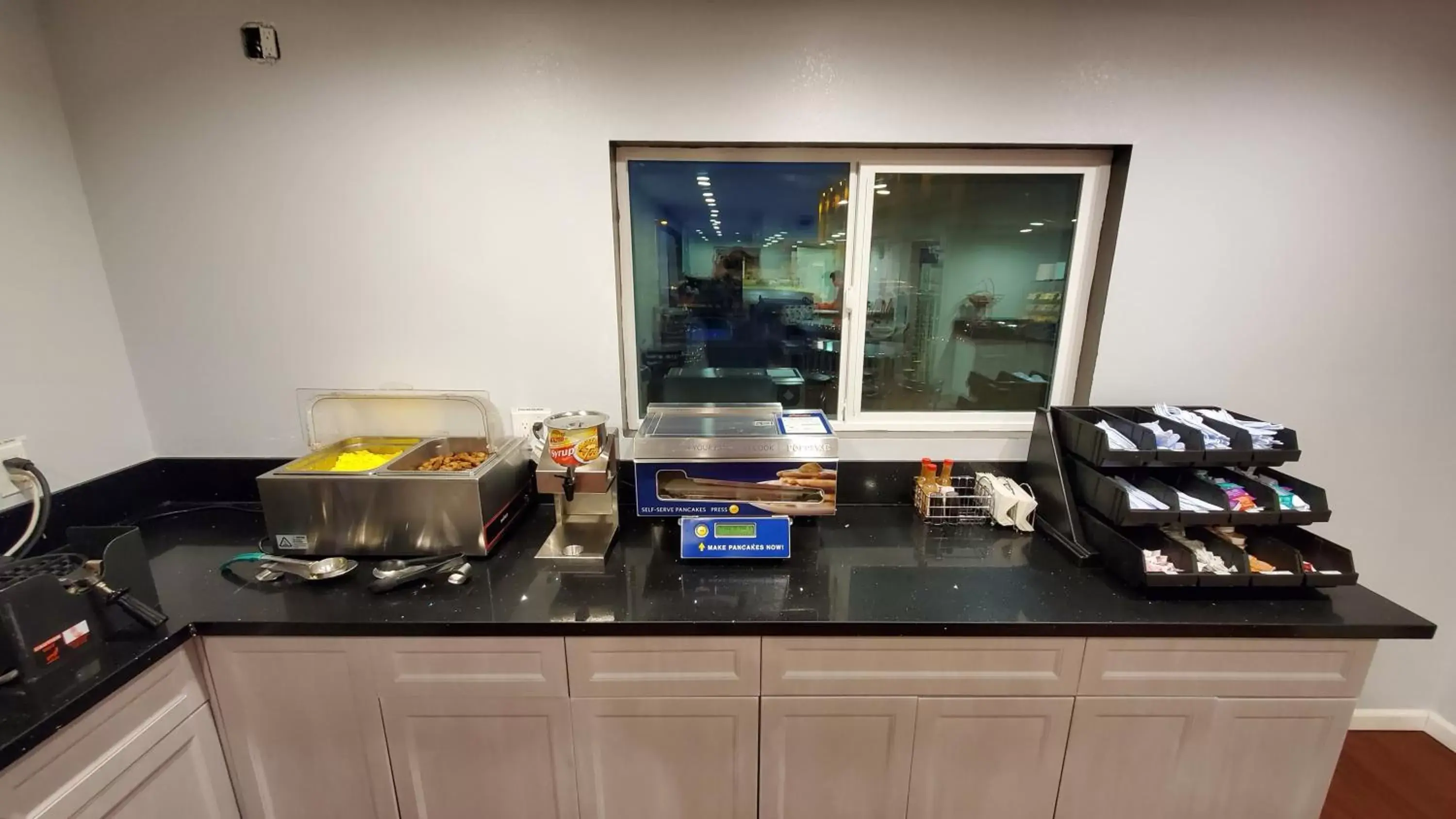 Breakfast, Kitchen/Kitchenette in Ramada by Wyndham Flagstaff East