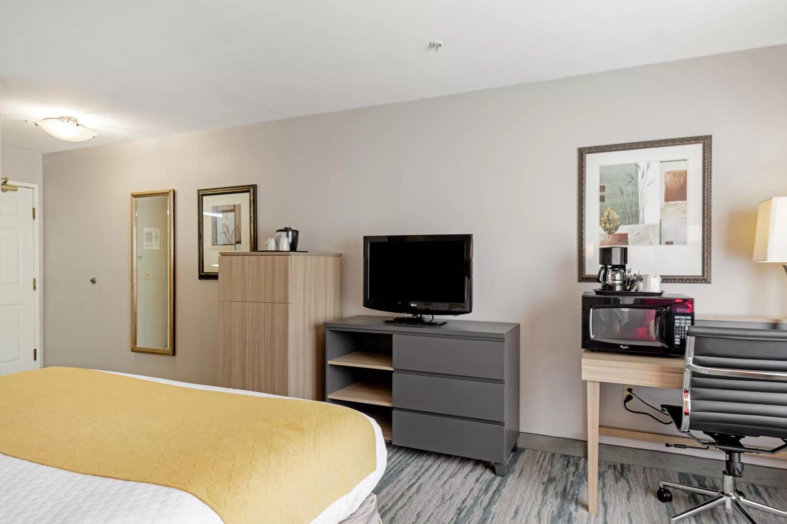 Bedroom, Bed in Country Inn & Suites by Radisson, Lewisville, TX