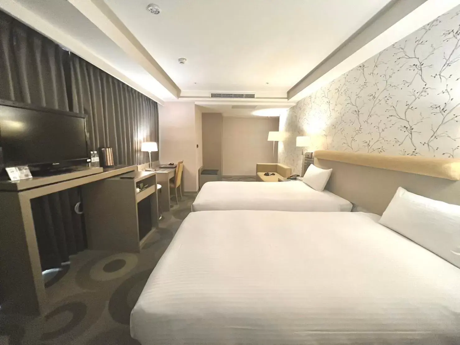 Photo of the whole room, Bed in Fullon Hotel Kaohsiung