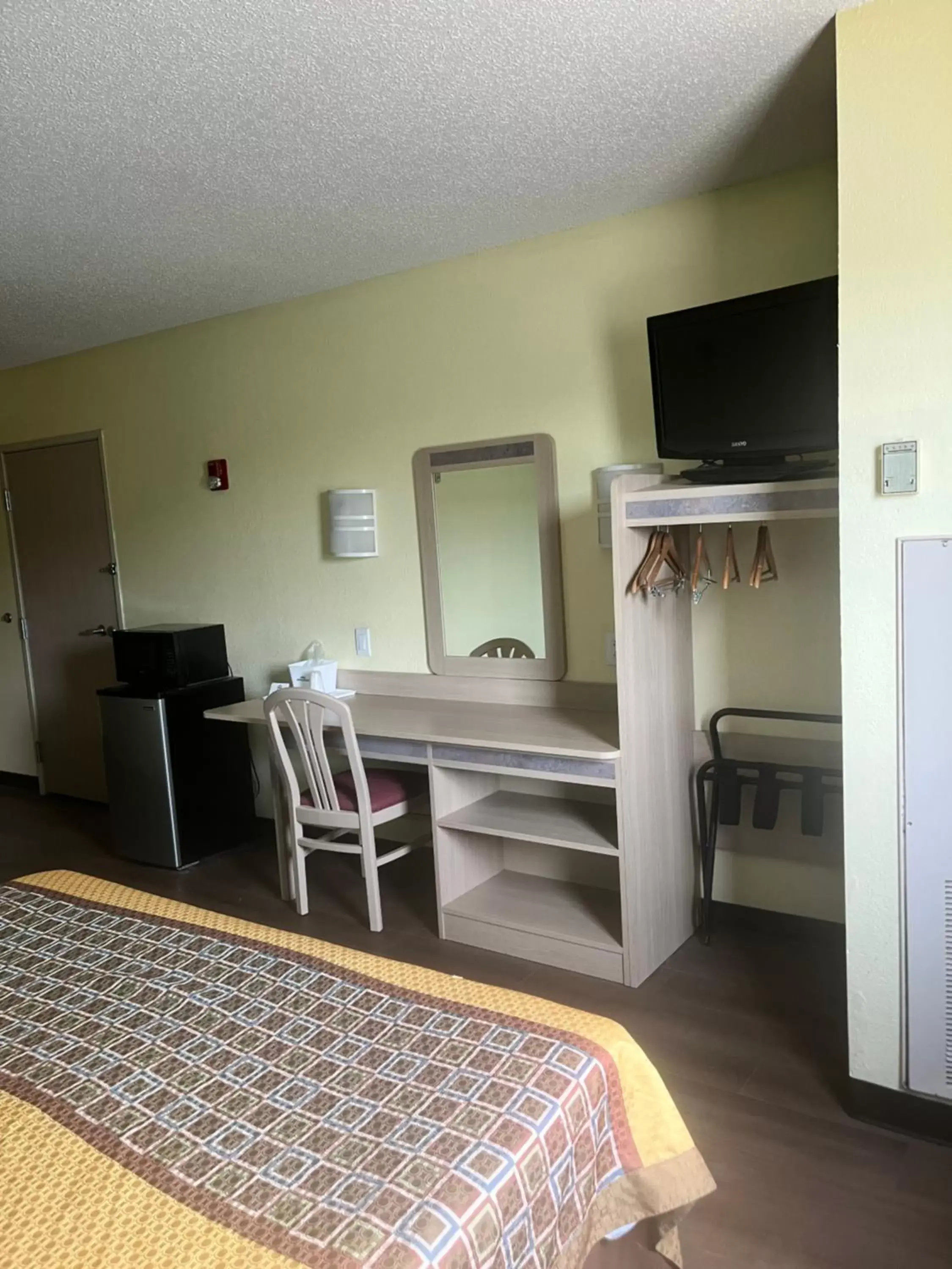 TV and multimedia, TV/Entertainment Center in Howard Johnson by Wyndham Clarksville Tennessee