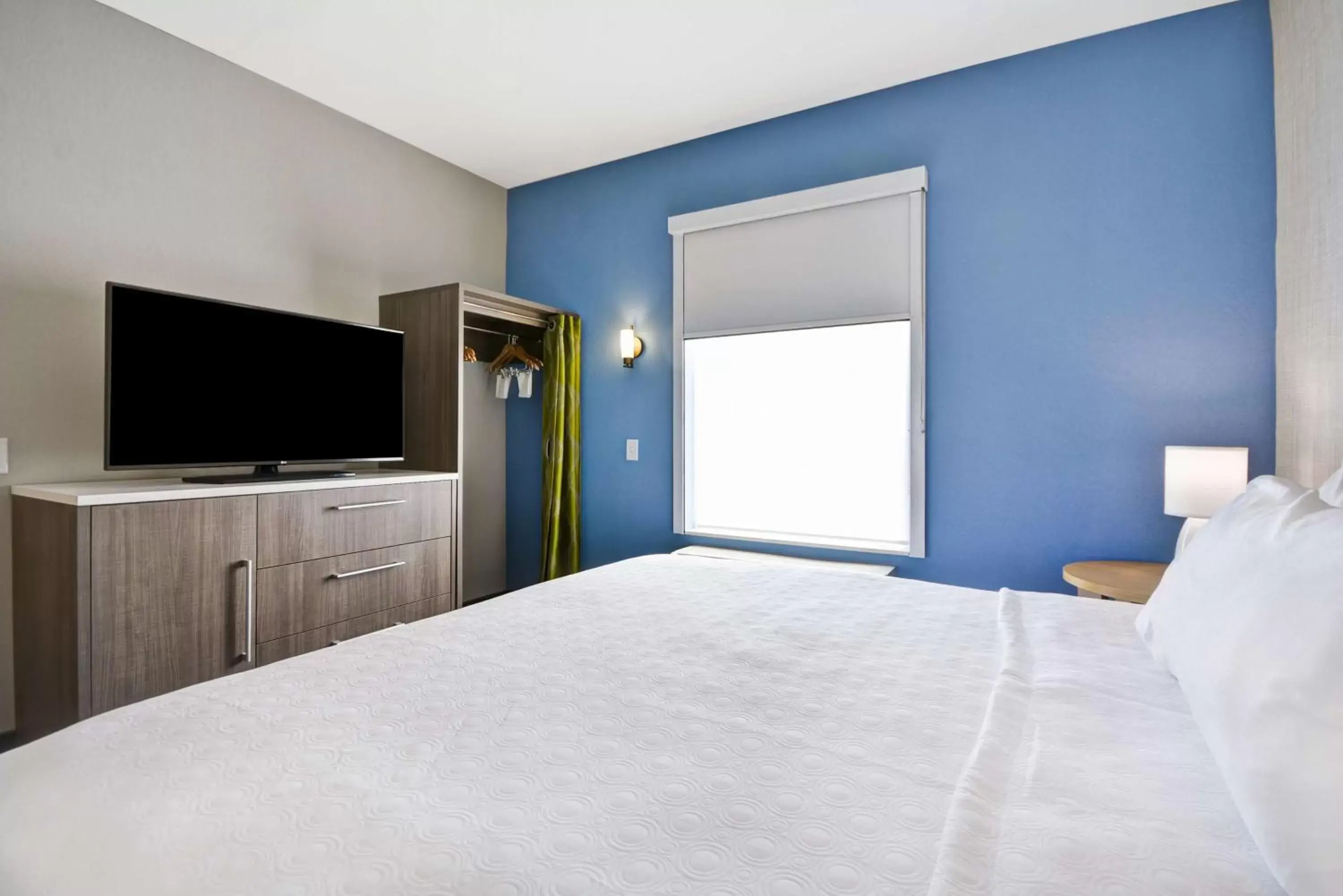 Bedroom, Bed in Home2 Suites By Hilton Blue Ash Cincinnati