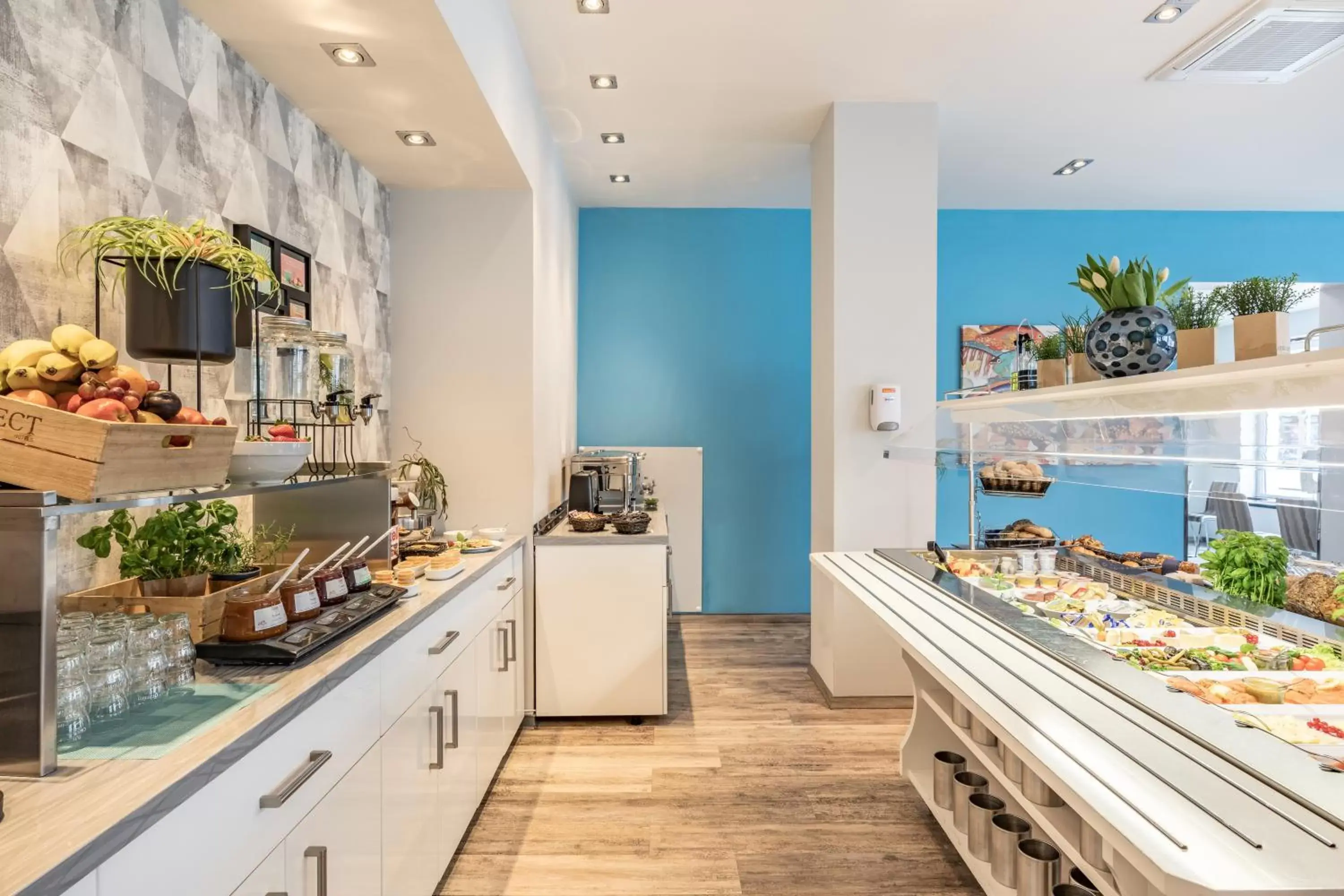 Breakfast, Kitchen/Kitchenette in Select Hotel City Bremen