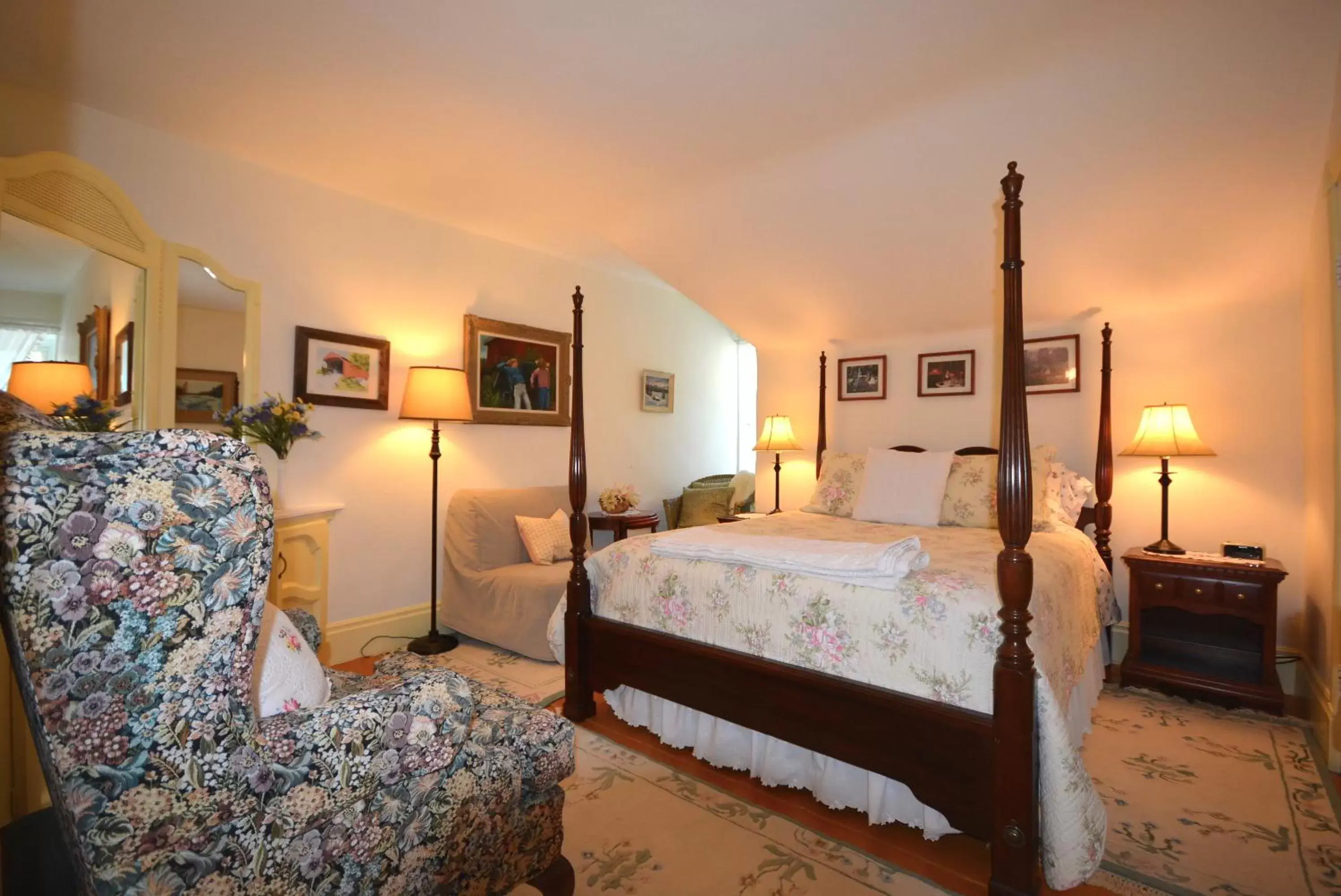 Photo of the whole room, Bed in 1842 Bed & Breakfast