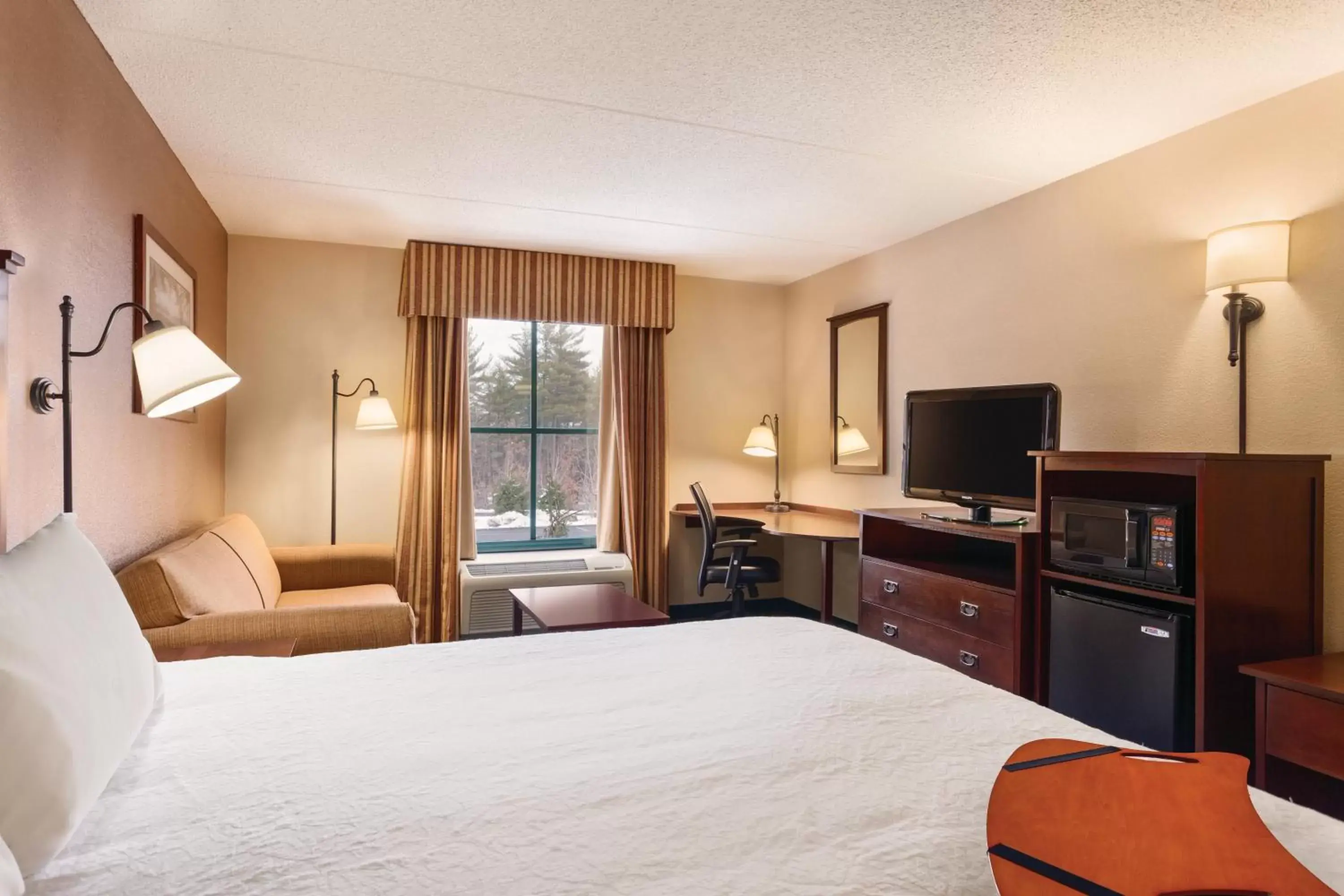 Bed in Hampton Inn & Suites Lake George