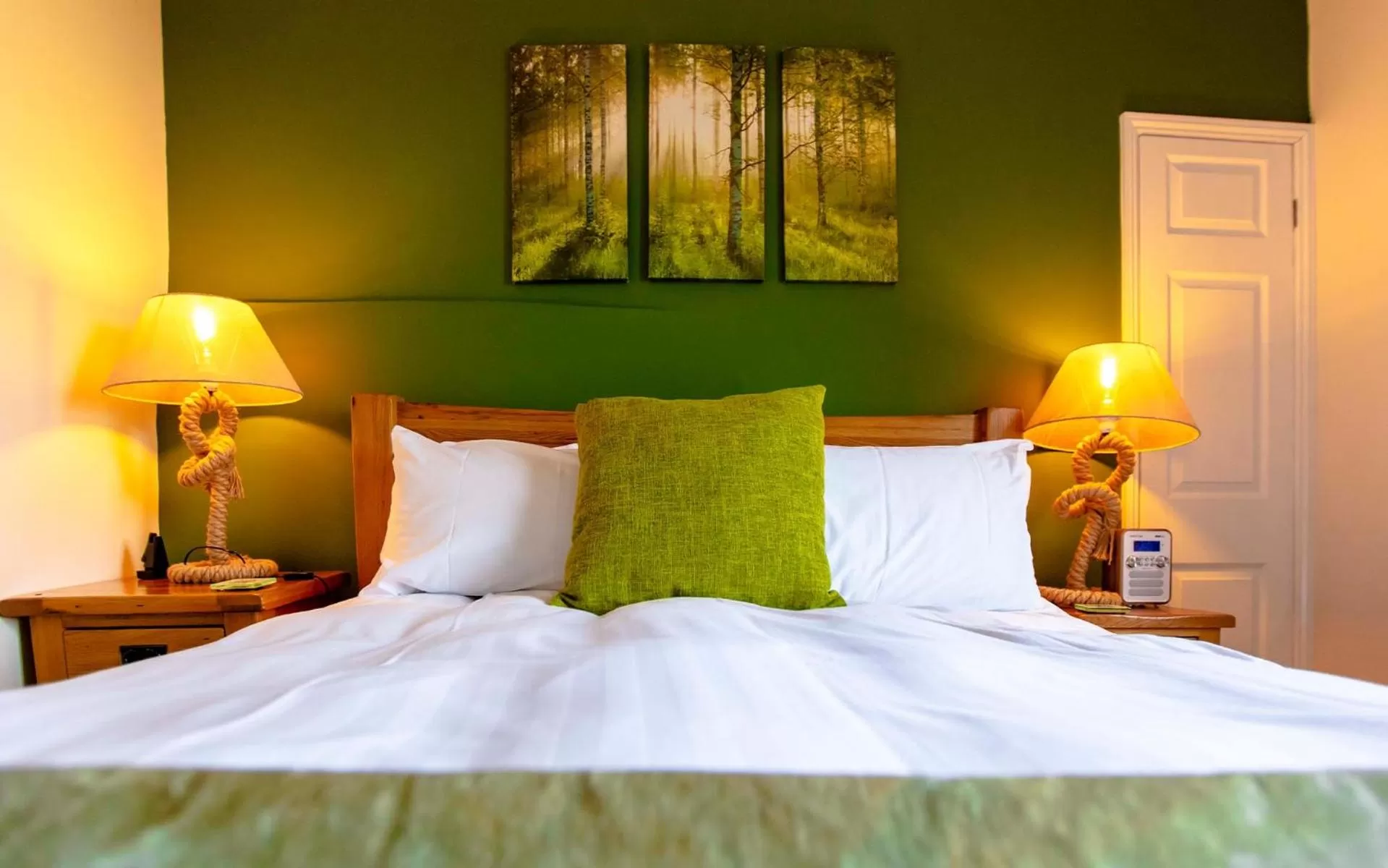 Bedroom, Bed in The Ship in Dock Inn