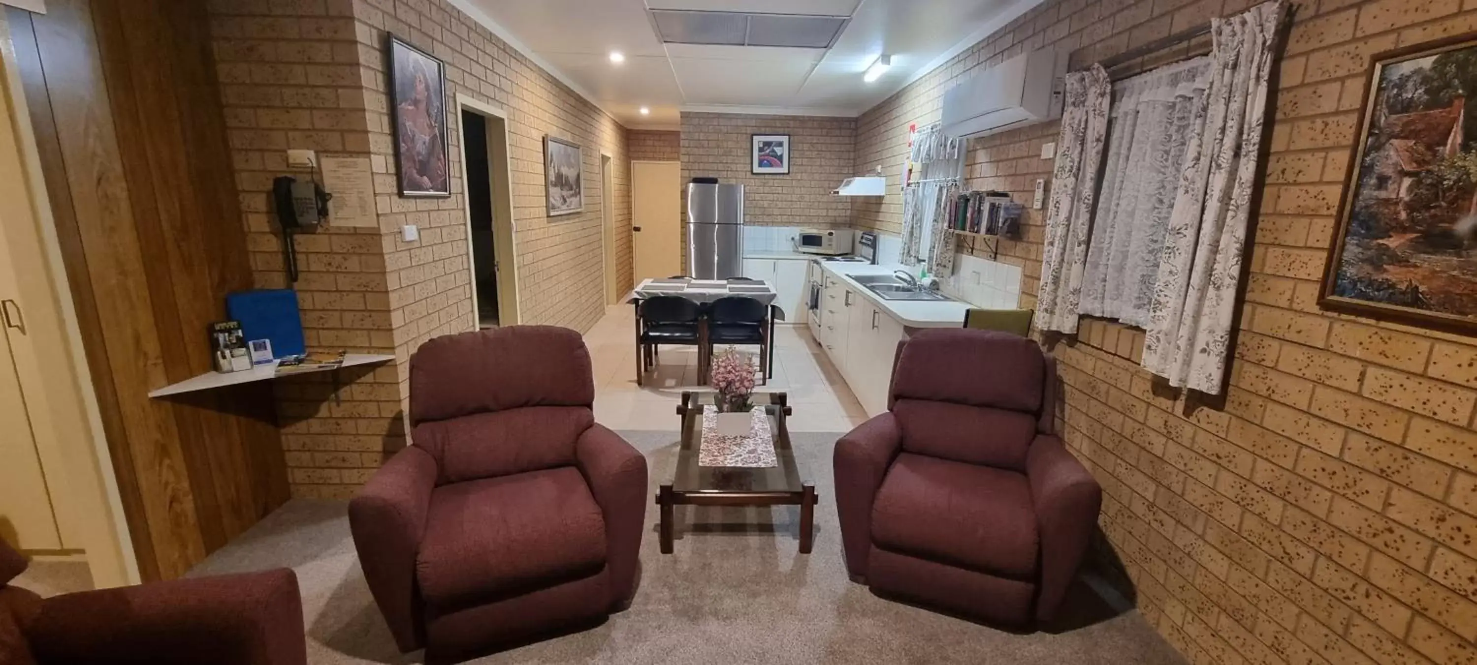 Living room, Seating Area in Lone Pine Motel