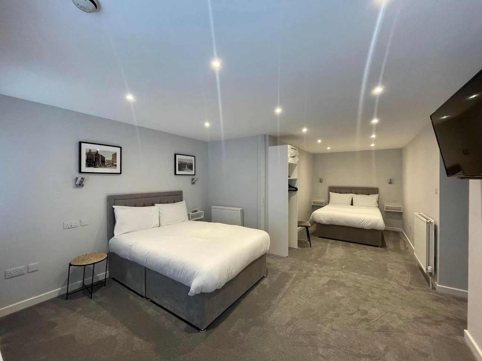 Bedroom, Bed in Airlie Arms Hotel