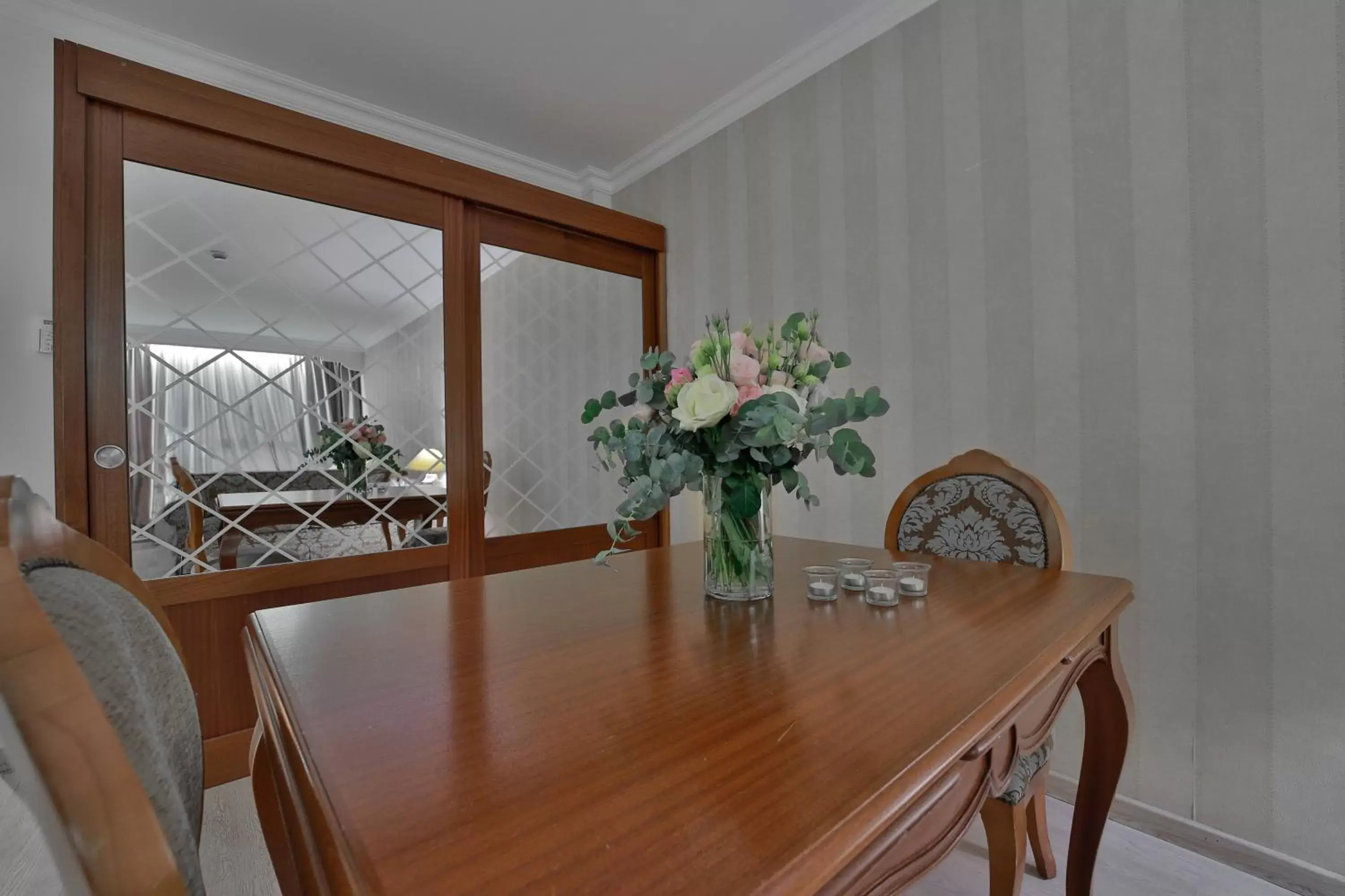 Dining area in Kapetanios Odysseia