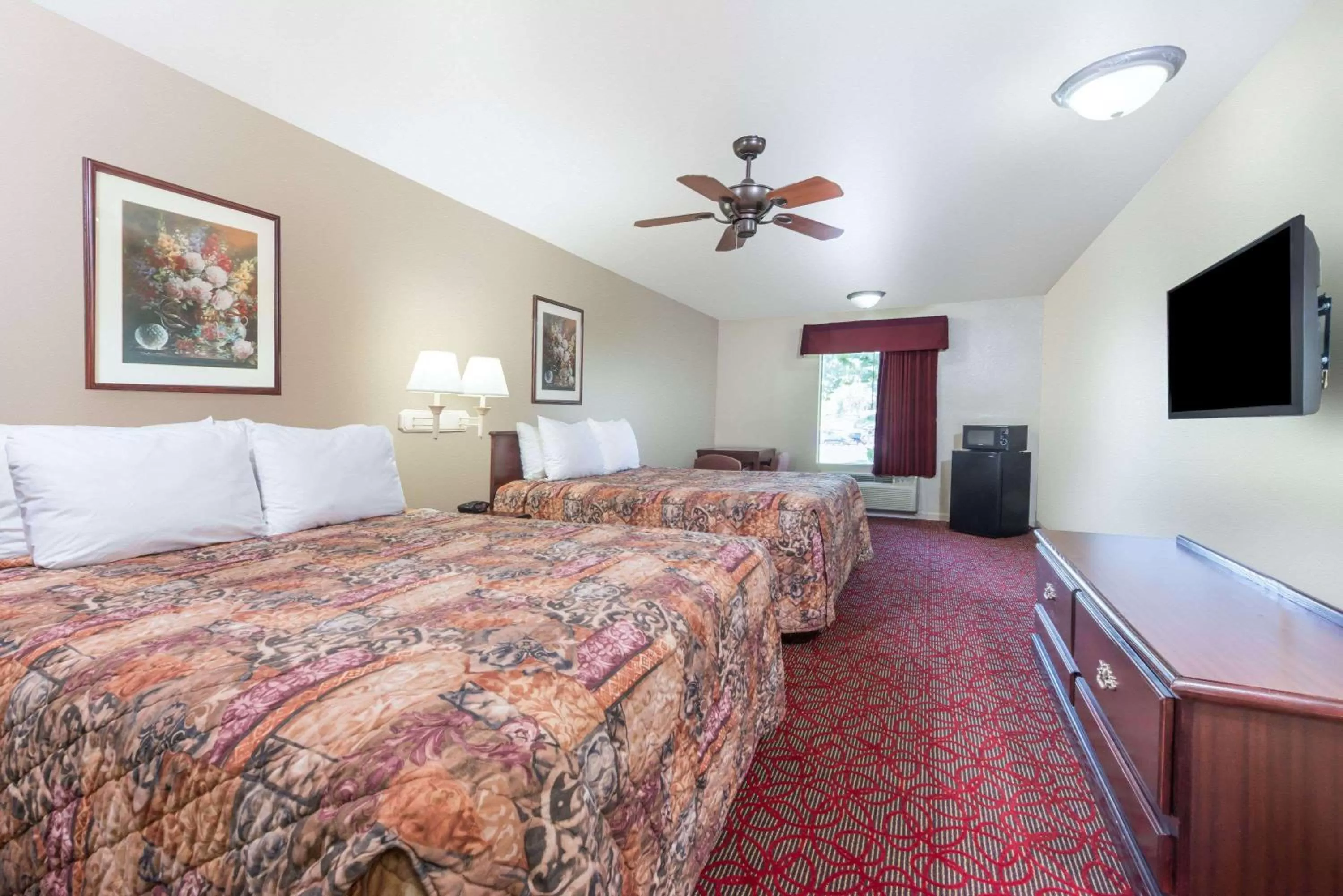 Photo of the whole room, Bed in Days Inn by Wyndham St Peters/St Charles