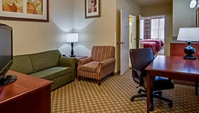 Living room, Seating Area in Country Inn & Suites by Radisson, Crestview, FL