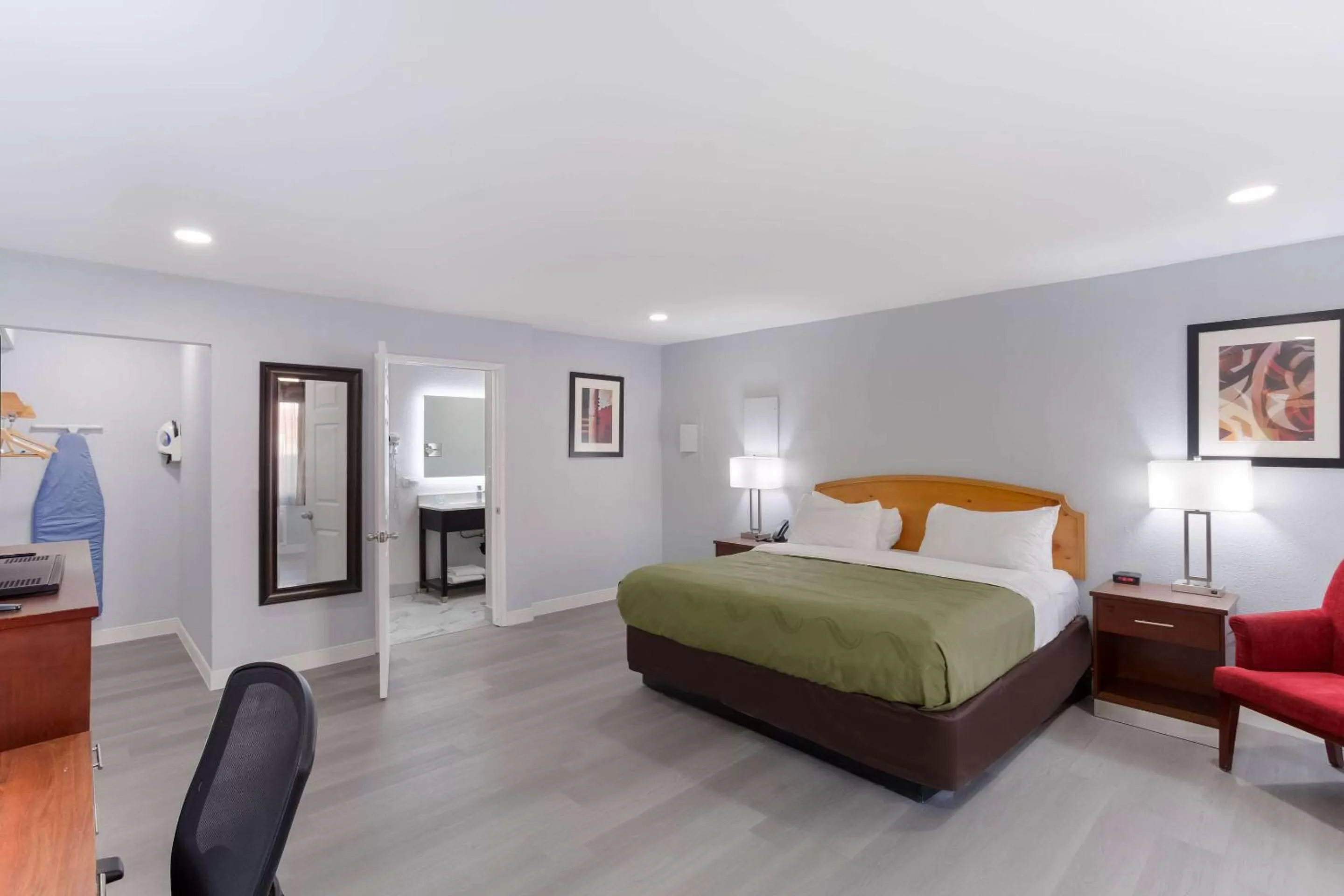 Photo of the whole room, Bed in Quality Inn Redding near I-5