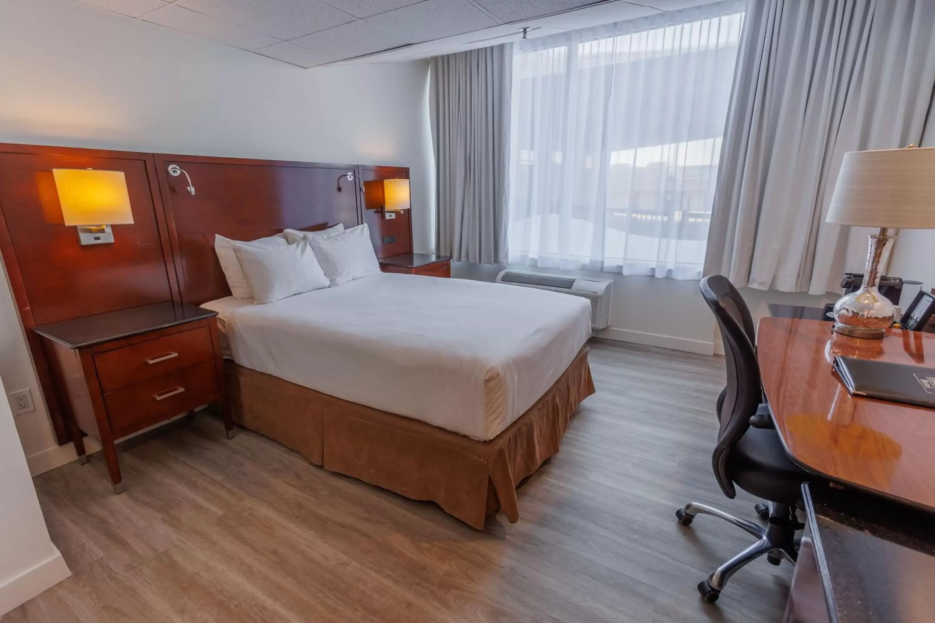 Bed in Travelodge by Wyndham Quebec City Hotel & Convention Centre