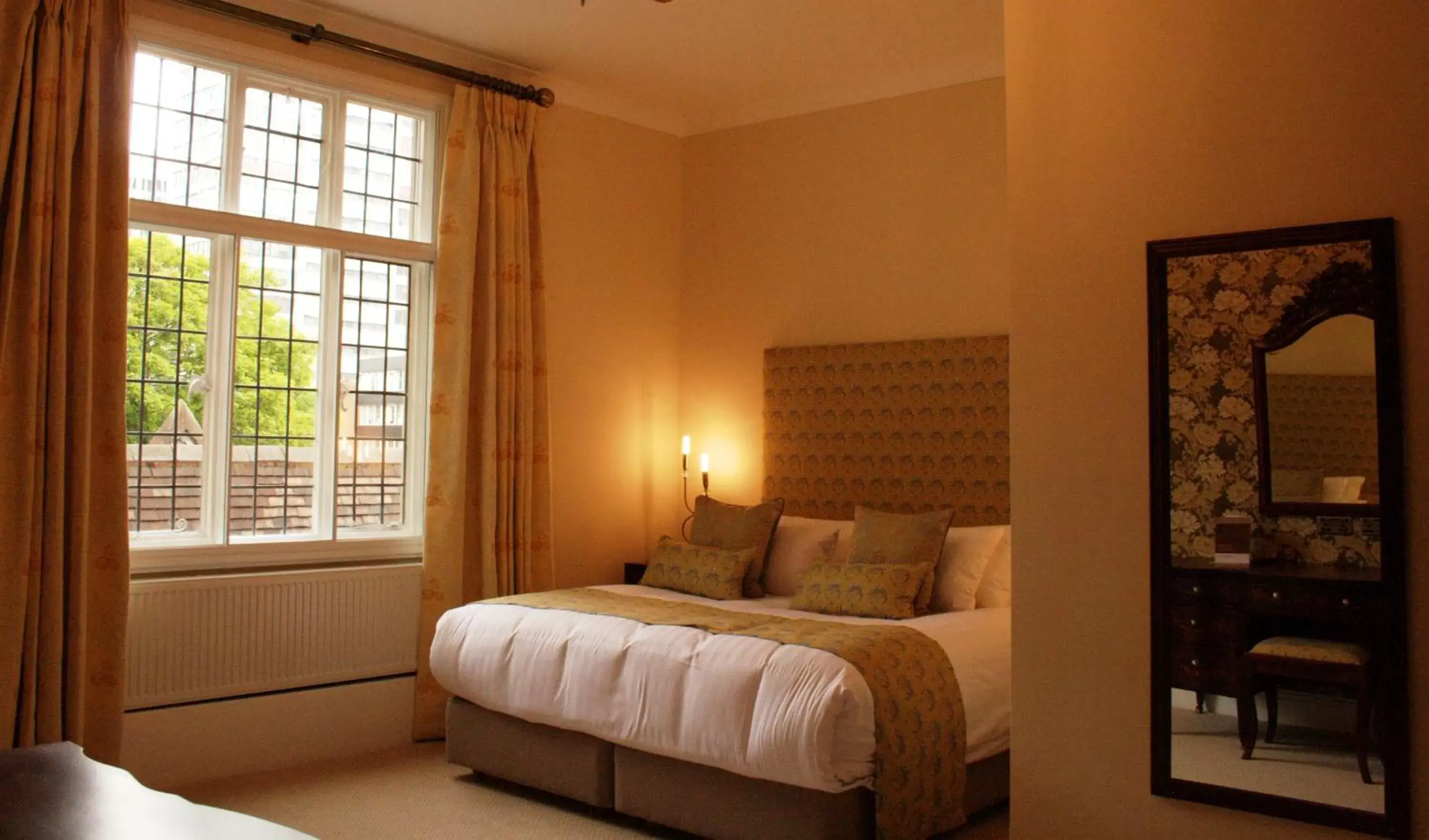 Suite with King Bed - Non-Smoking in Best Western Plough and Harrow Hotel Suite with King Bed - Non-Smoking in Best Western Plough and Harrow Hotel