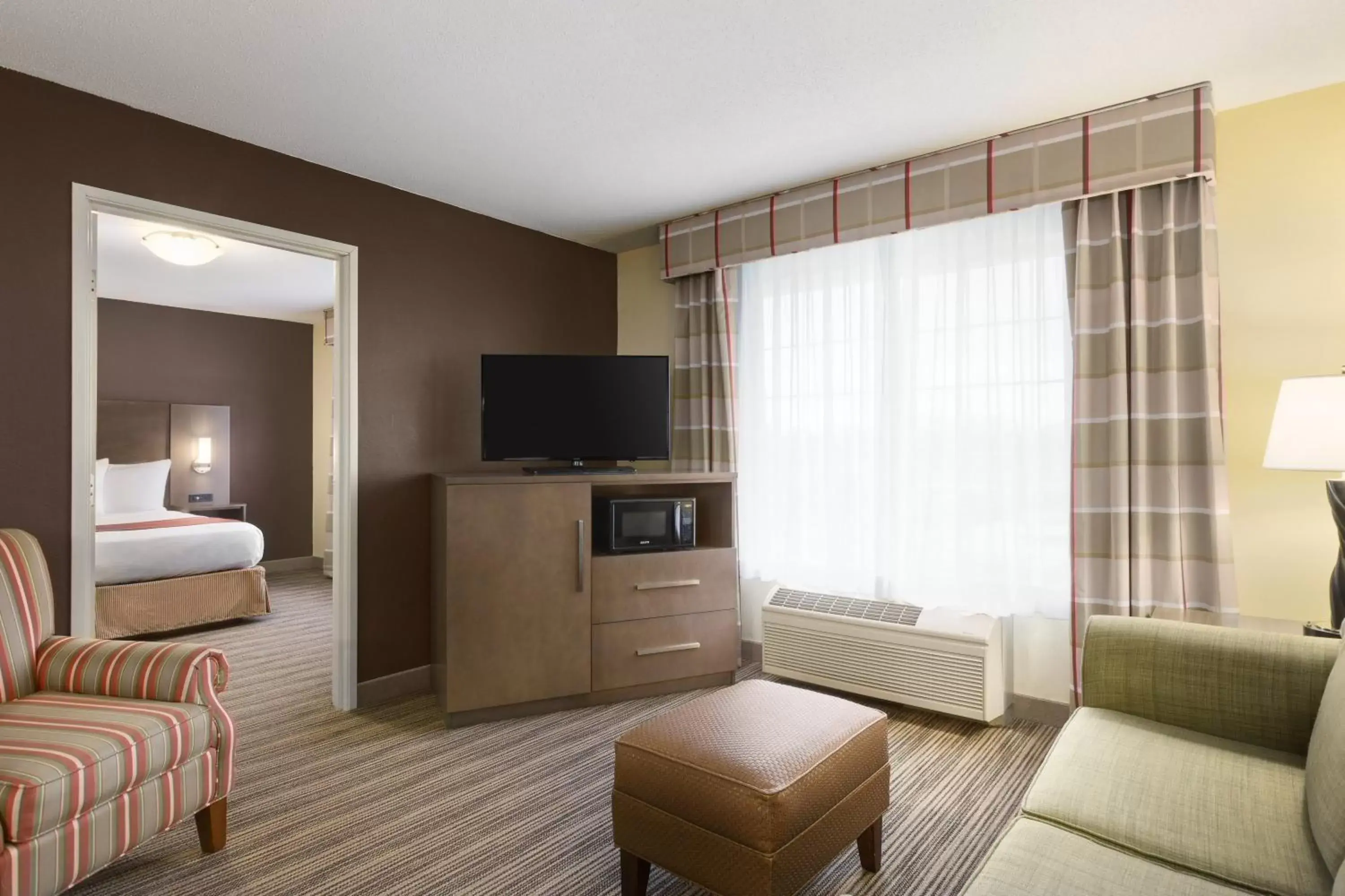 Seating area, TV/Entertainment Center in Country Inn & Suites by Radisson, Albert Lea, MN