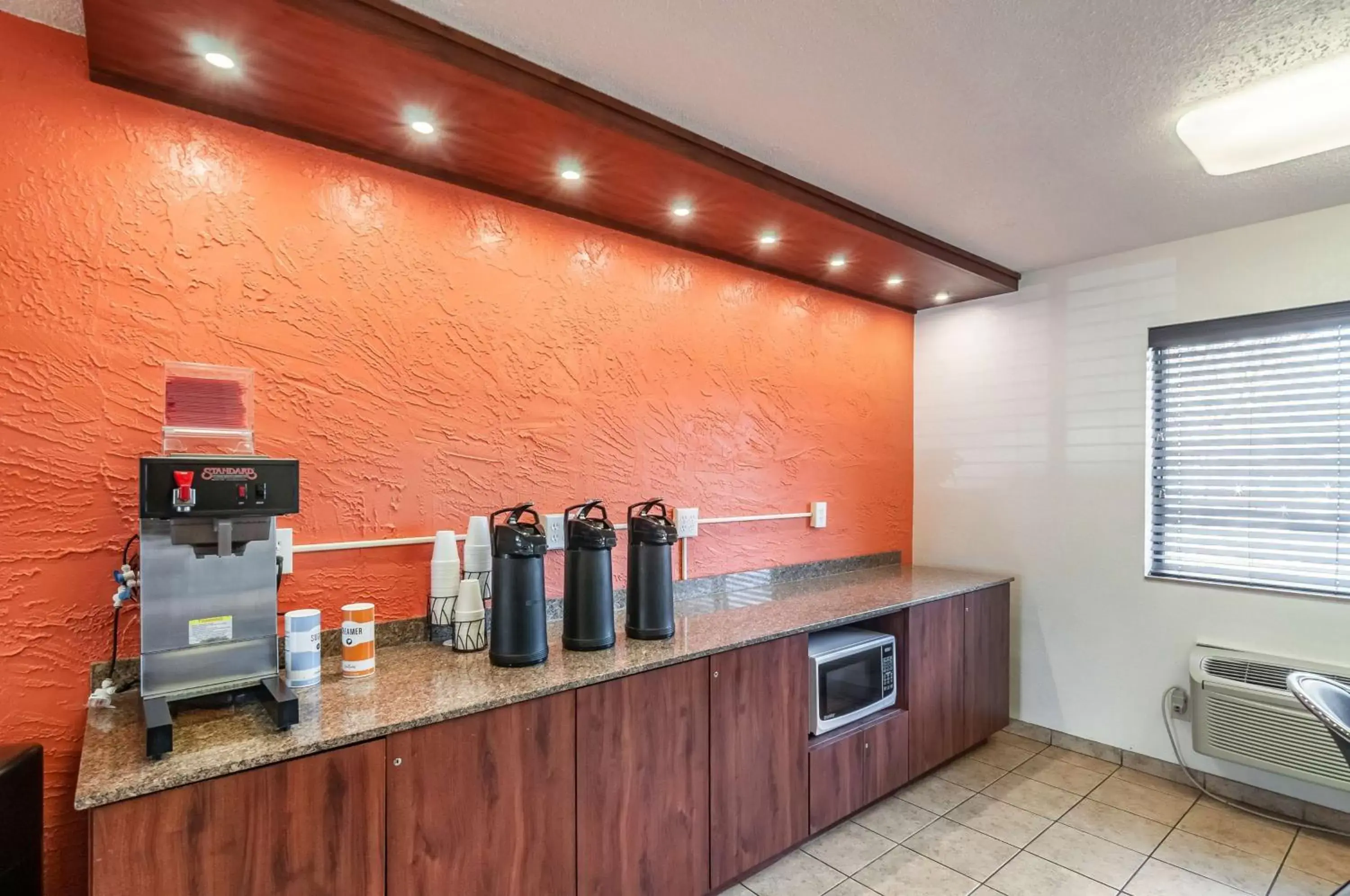 Lobby or reception, Kitchen/Kitchenette in Motel 6-Naperville, IL