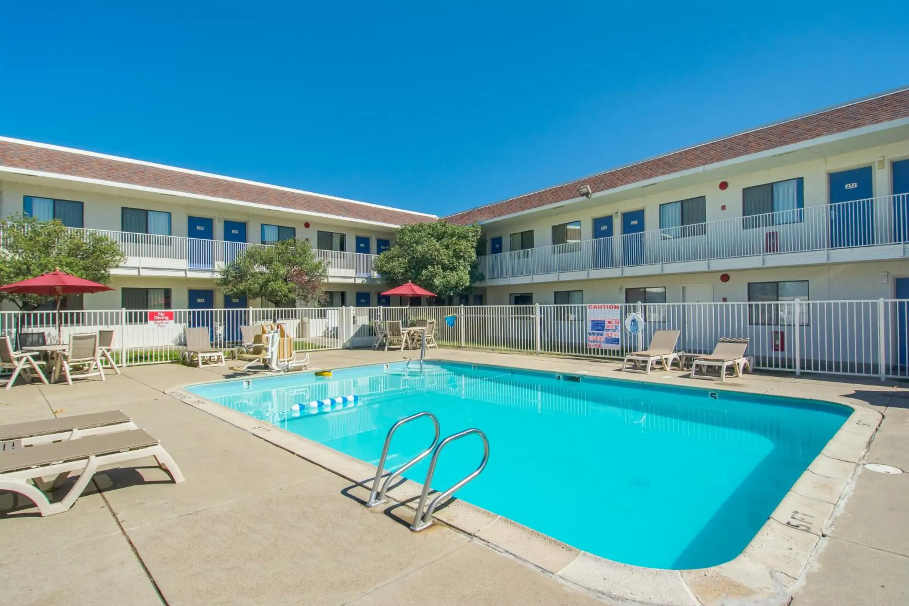 Swimming pool, Property Building in Motel 6-Redding, CA - North