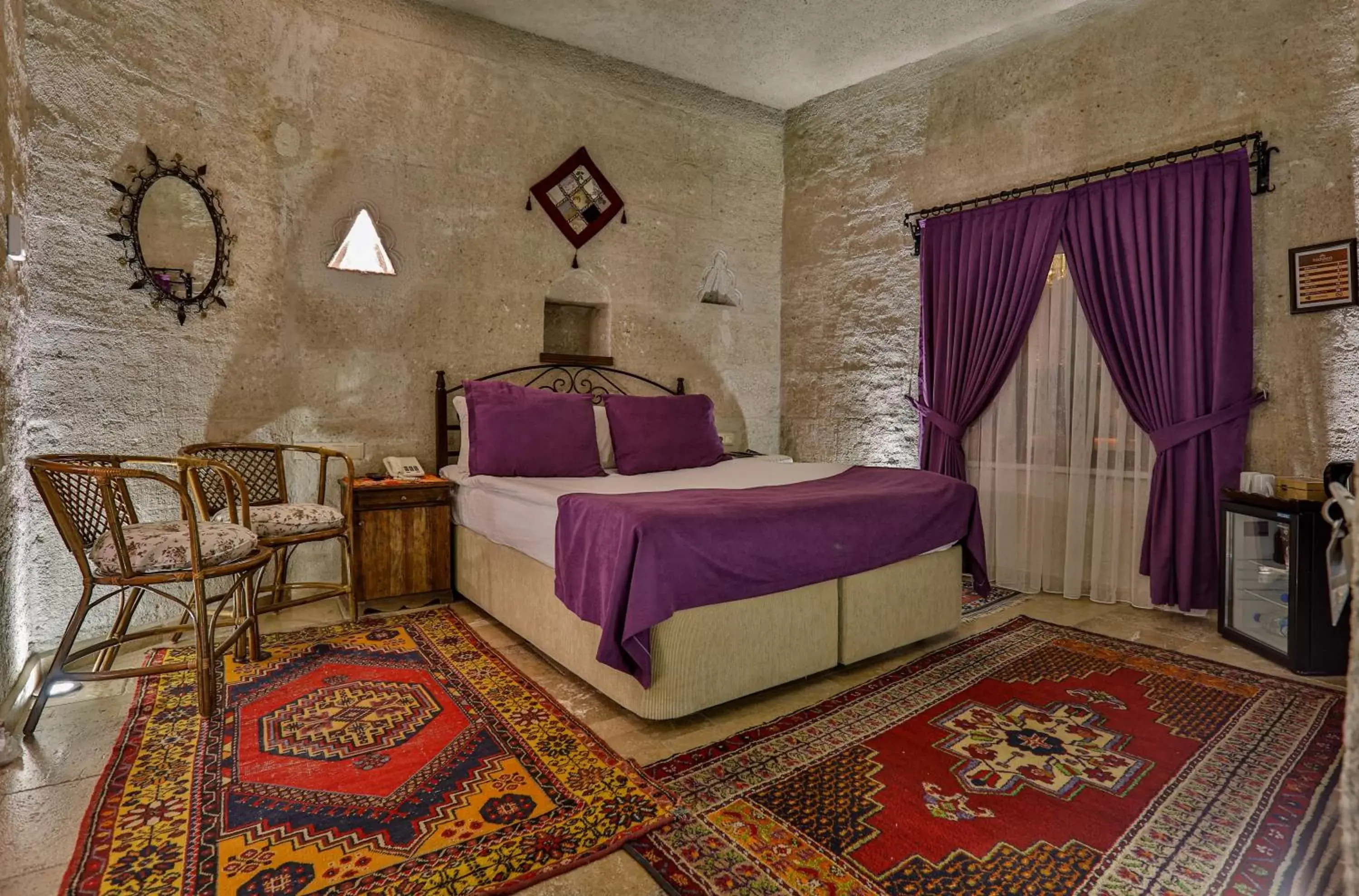 Photo of the whole room, Bed in Hidden Cave Hotel