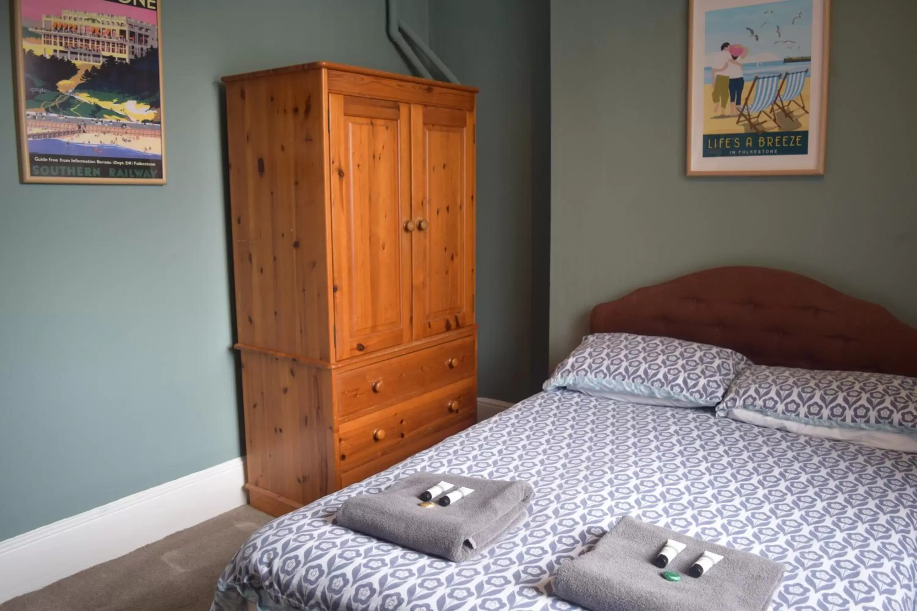 Photo of the whole room, Bed in Westward Ho Hotel