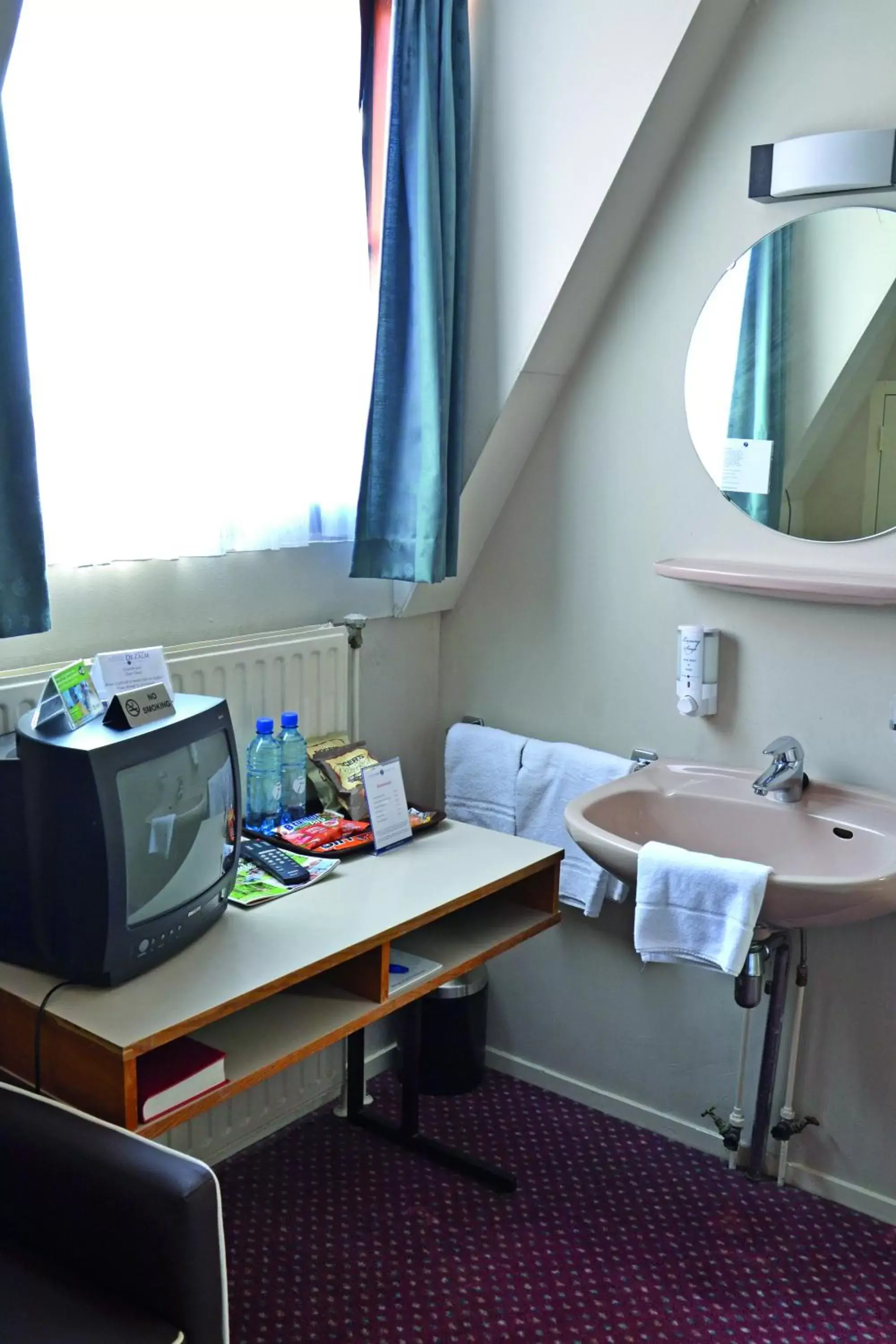 Bathroom, TV/Entertainment Center in Fletcher Hotel De Zalm