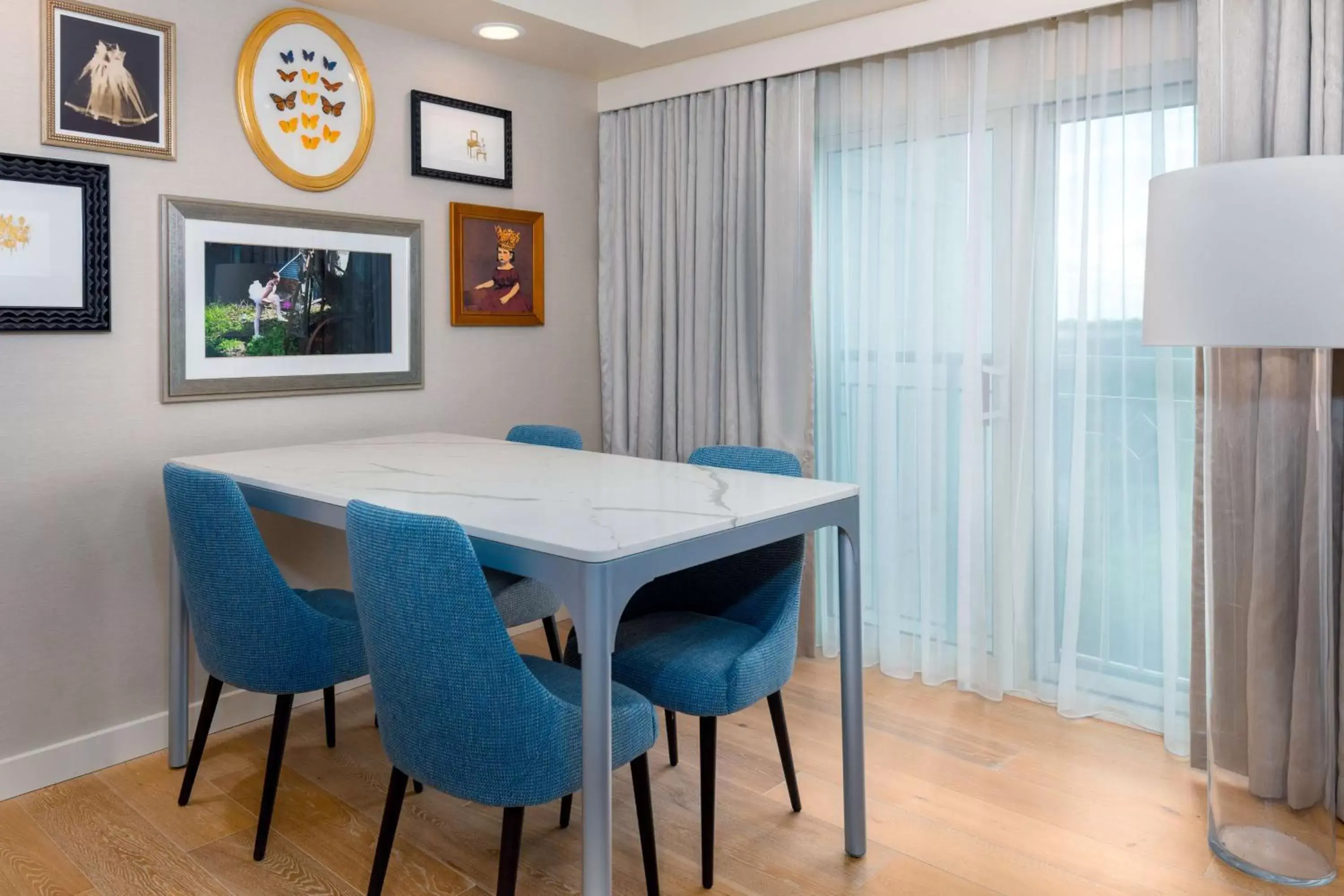 Kitchen or kitchenette, Dining Area in Hilton Charlotte Airport Hotel