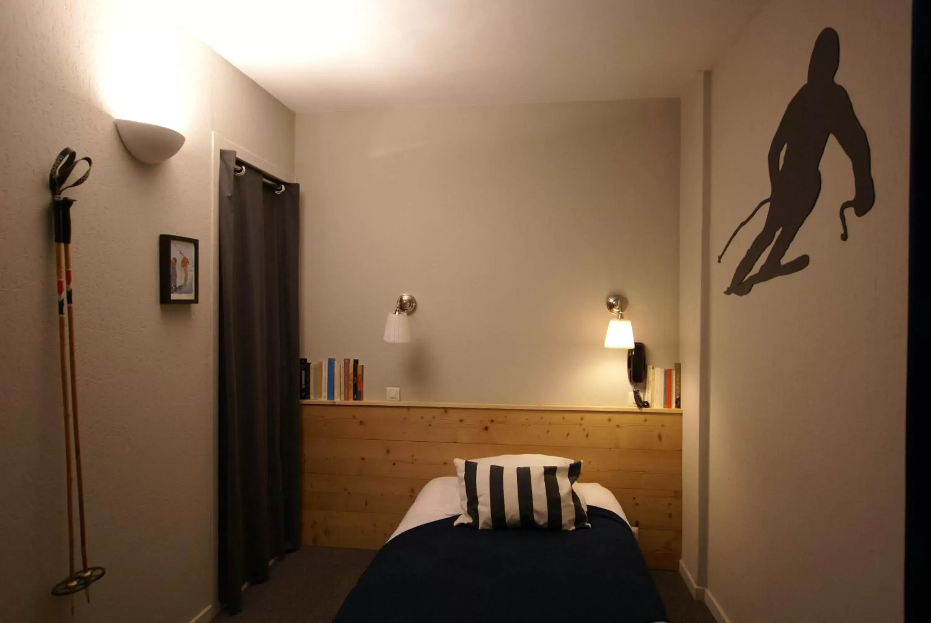 Bedroom, Bed in Hotel de la Placette Barcelonnette