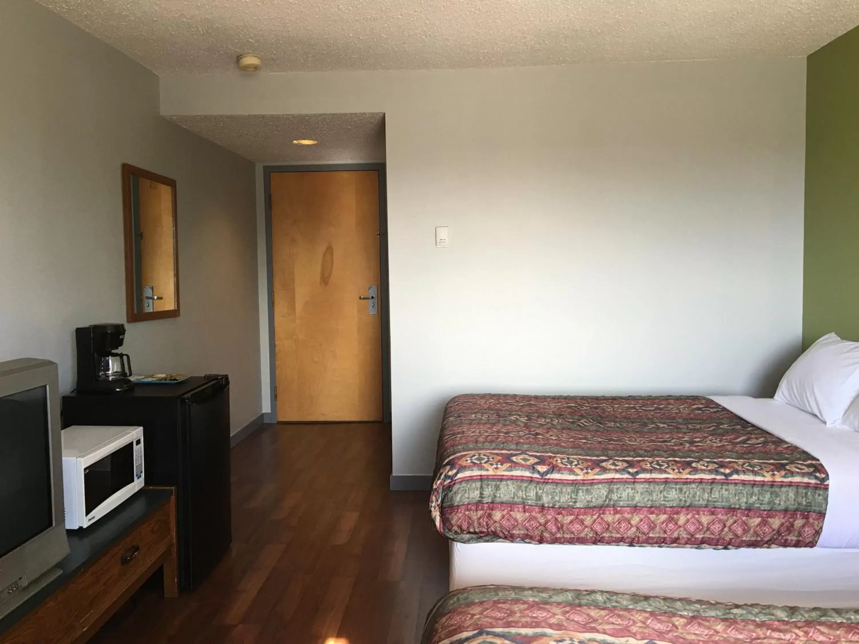 Queen Room in Home Away Inn Queen Room in Home Away Inn