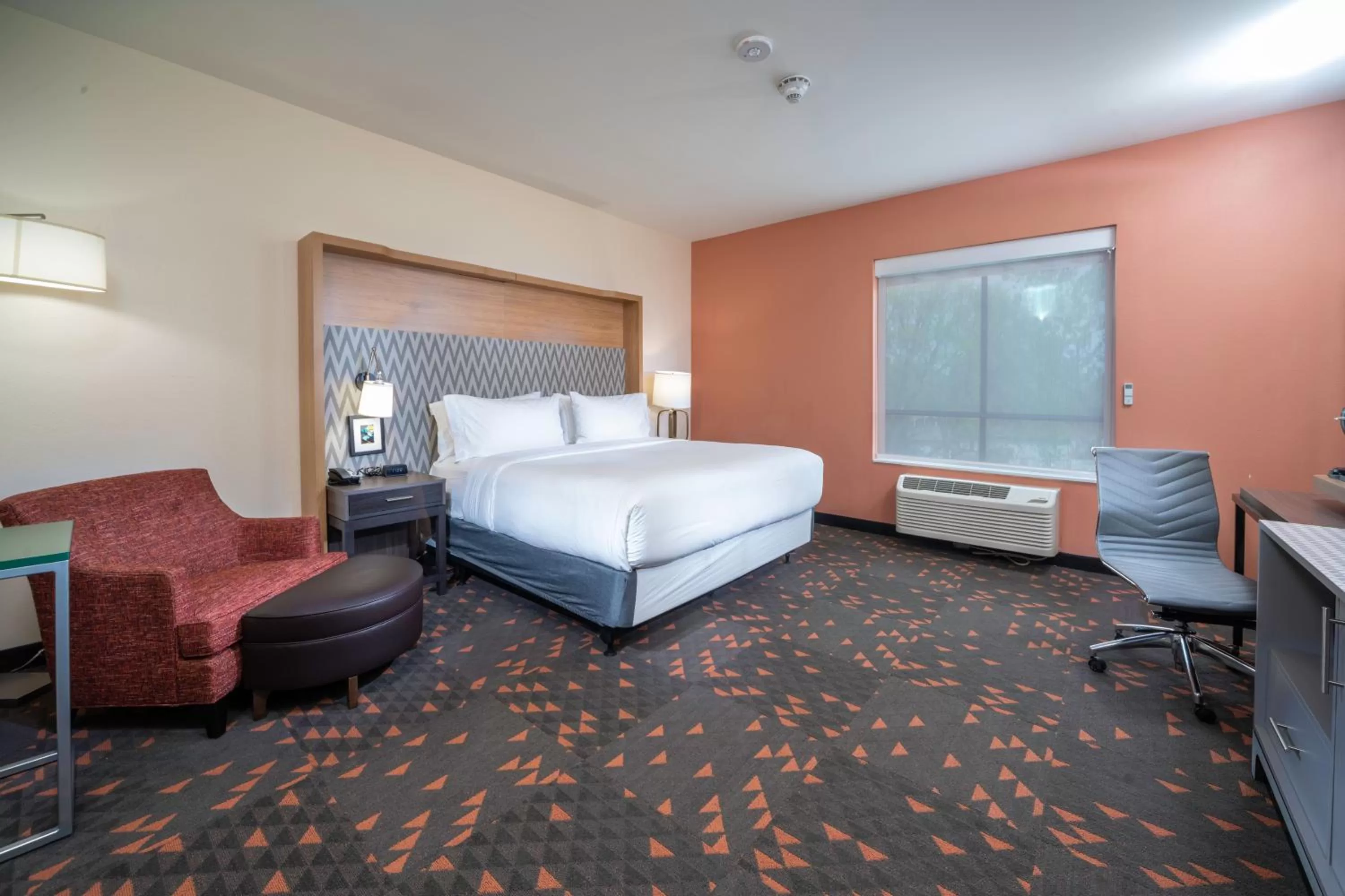 Photo of the whole room, Bed in Holiday Inn St Louis - Creve Coeur by IHG