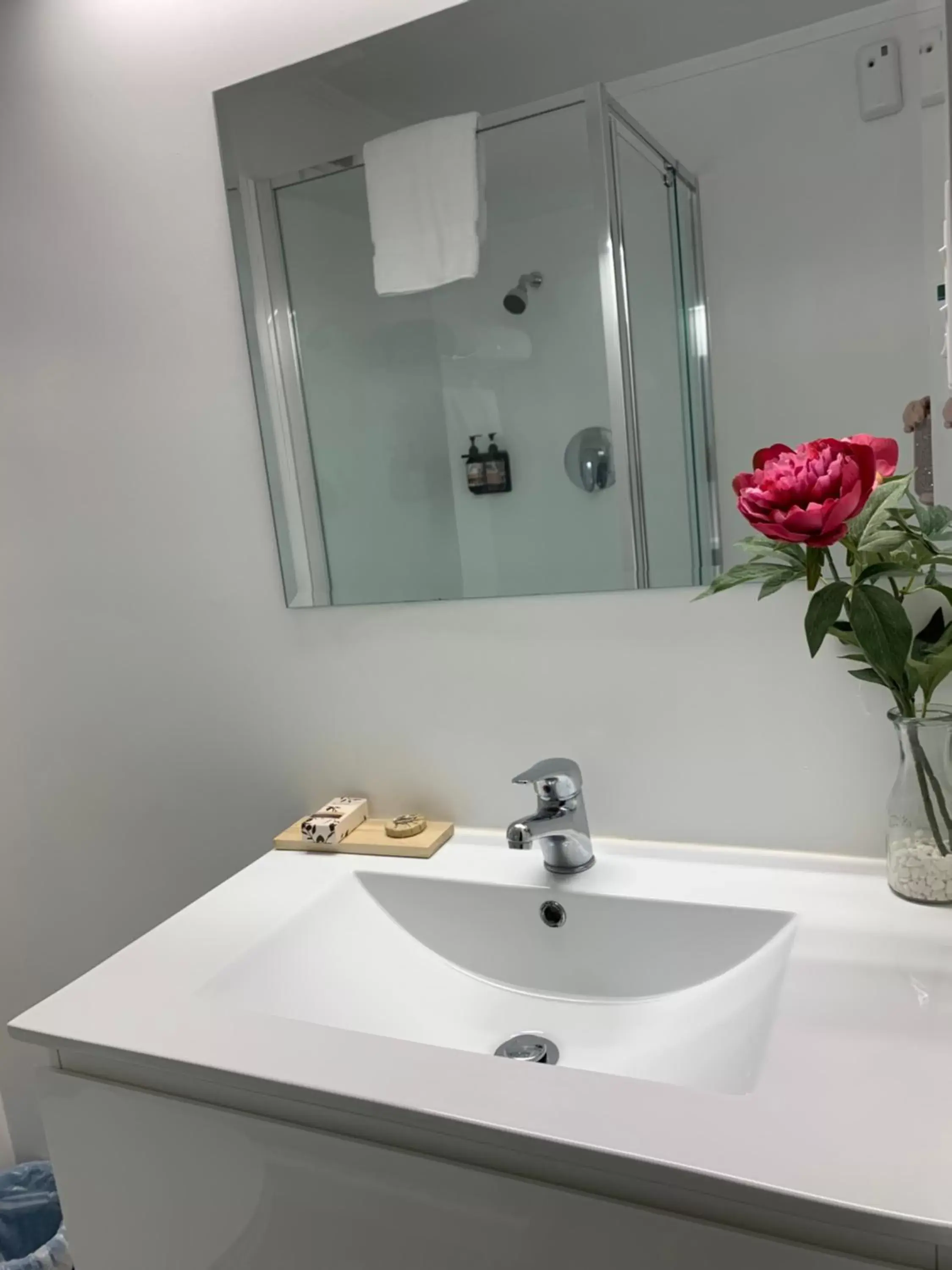 Bathroom in Alpers Lodge & Conference Centre