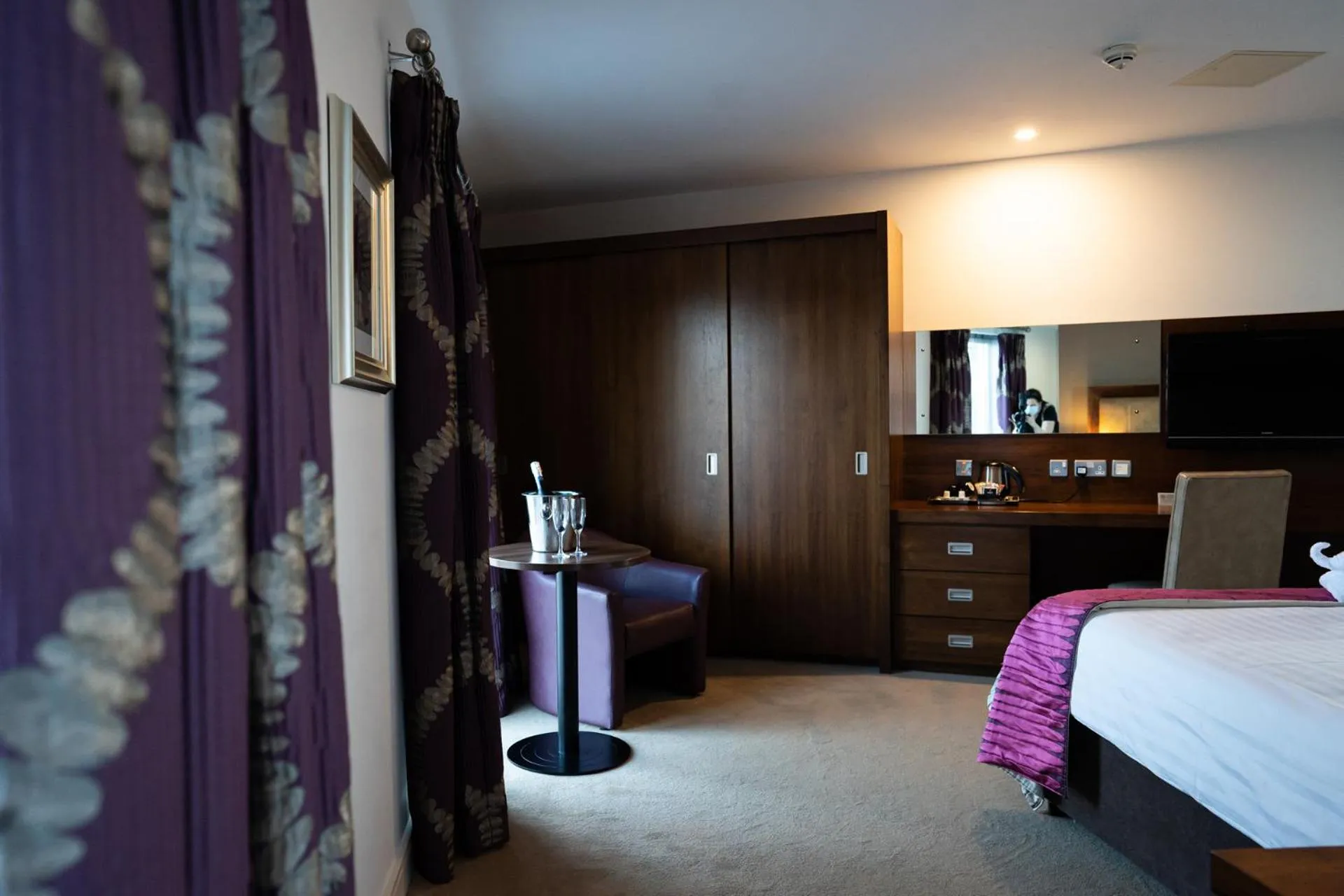 hair dresser, Bed in Ballyrobin Hotel